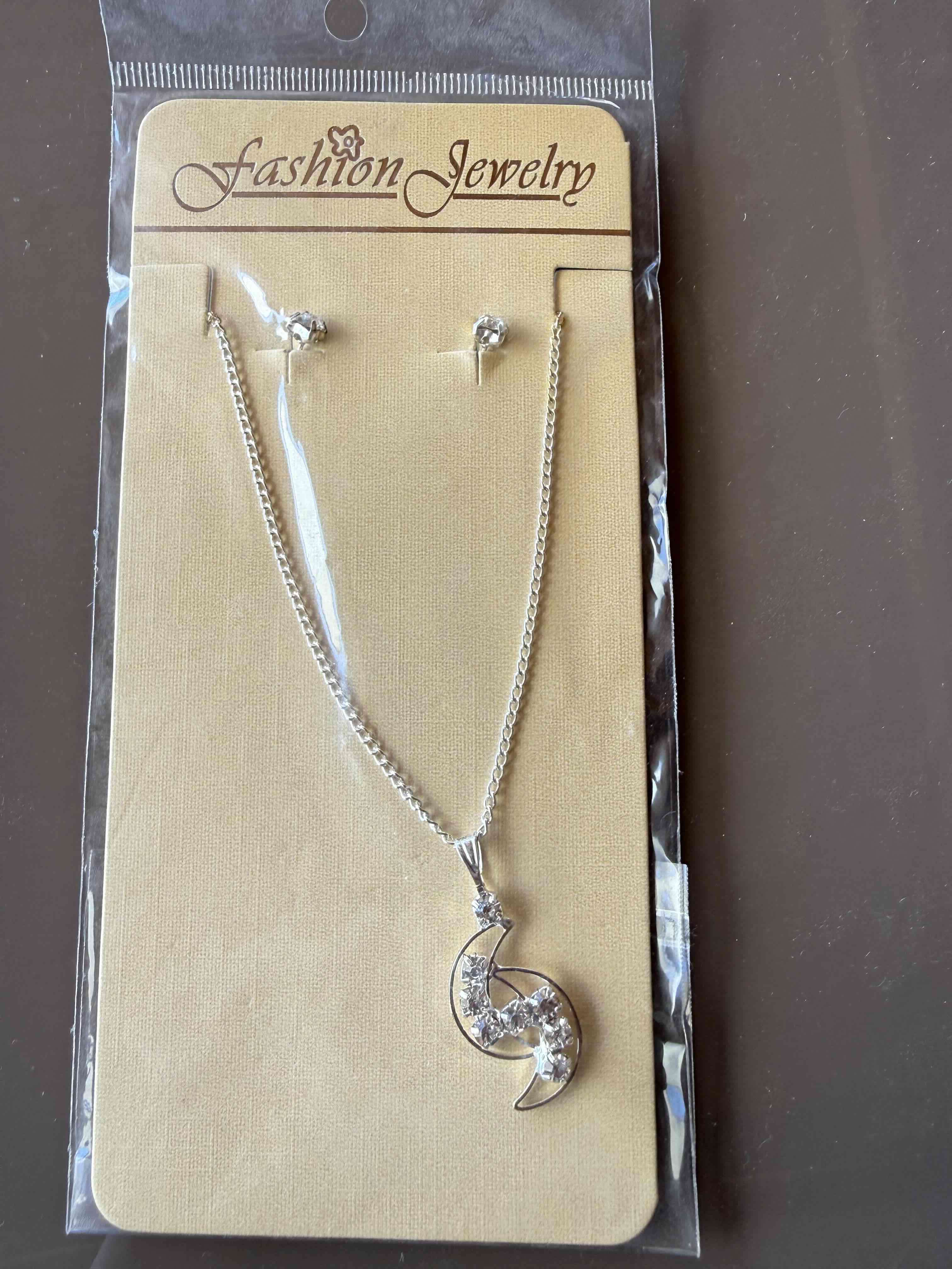 Conjunto de collar y aros dorados - miniatura 5