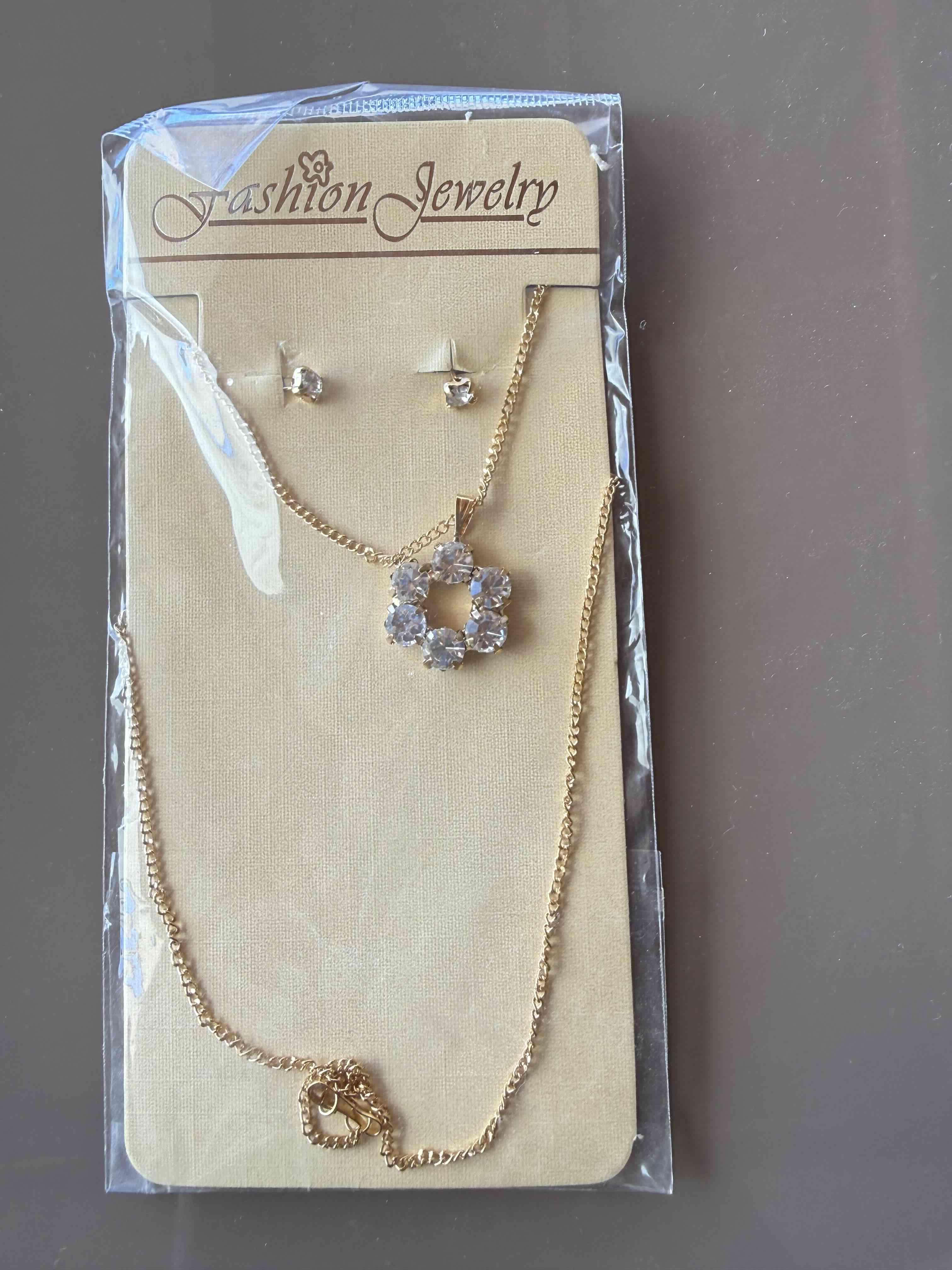 Conjunto de collar y aros dorados - miniatura 6