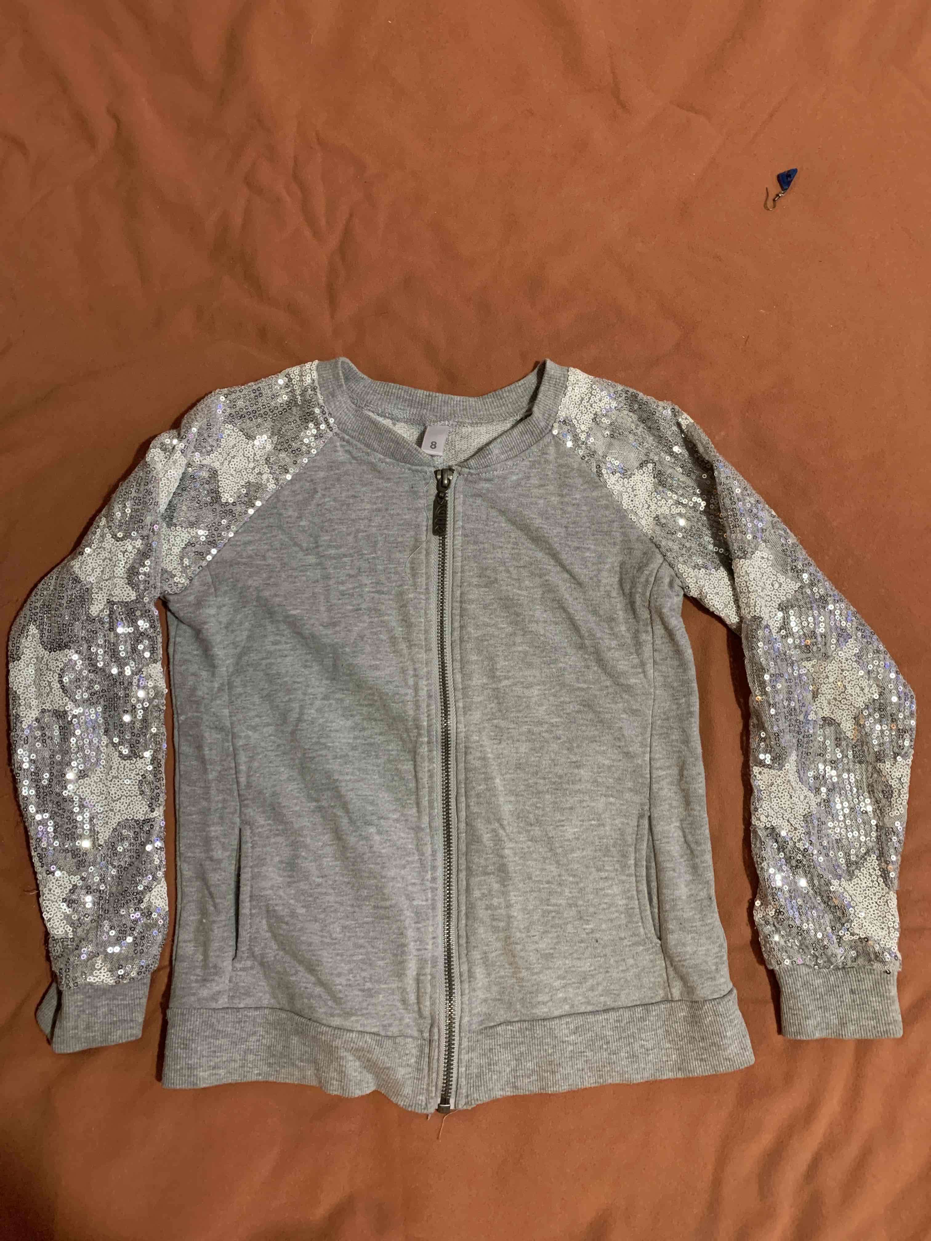 Chaqueta gris con lentejuelas