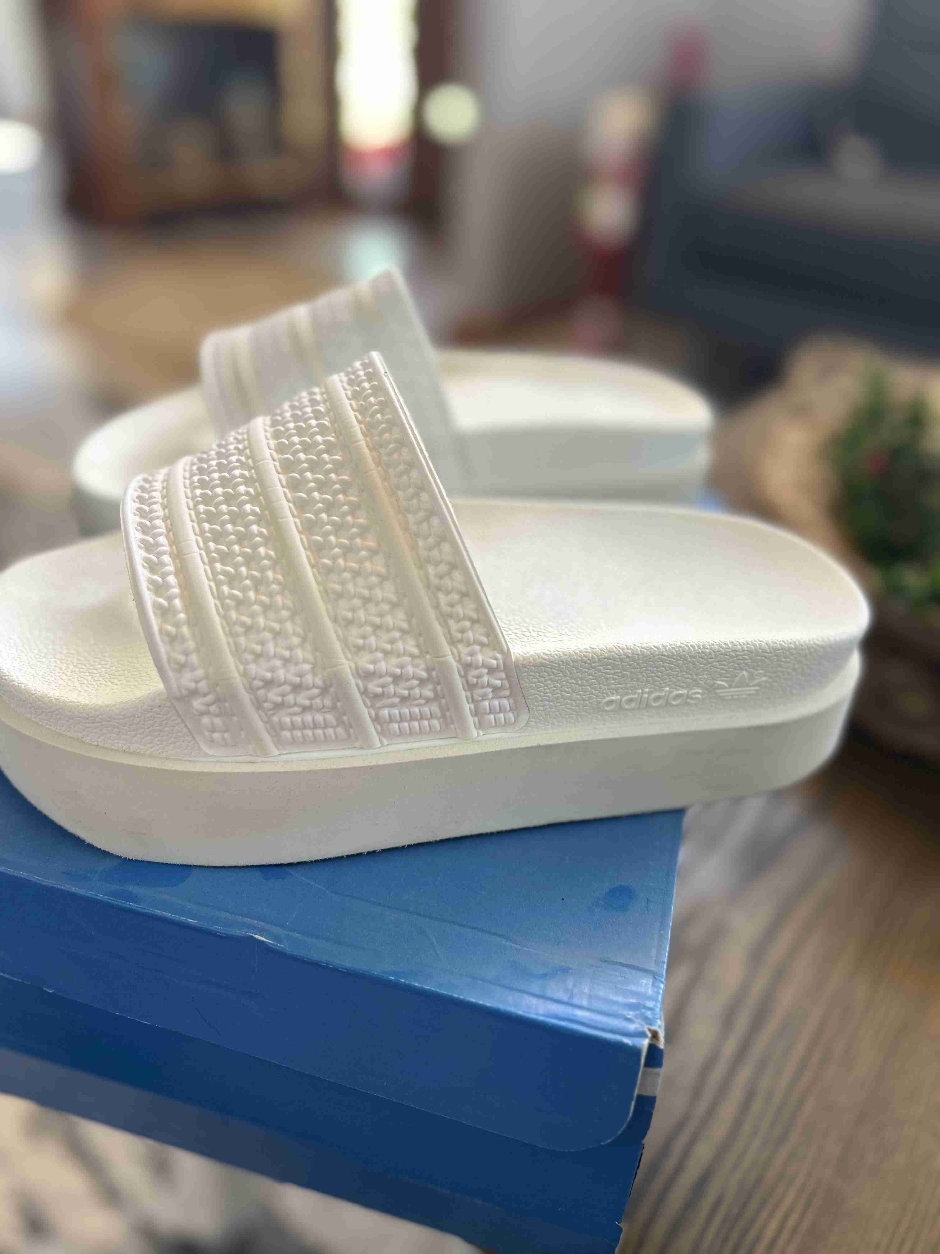 Sandalias blancas cómodas - miniatura 2