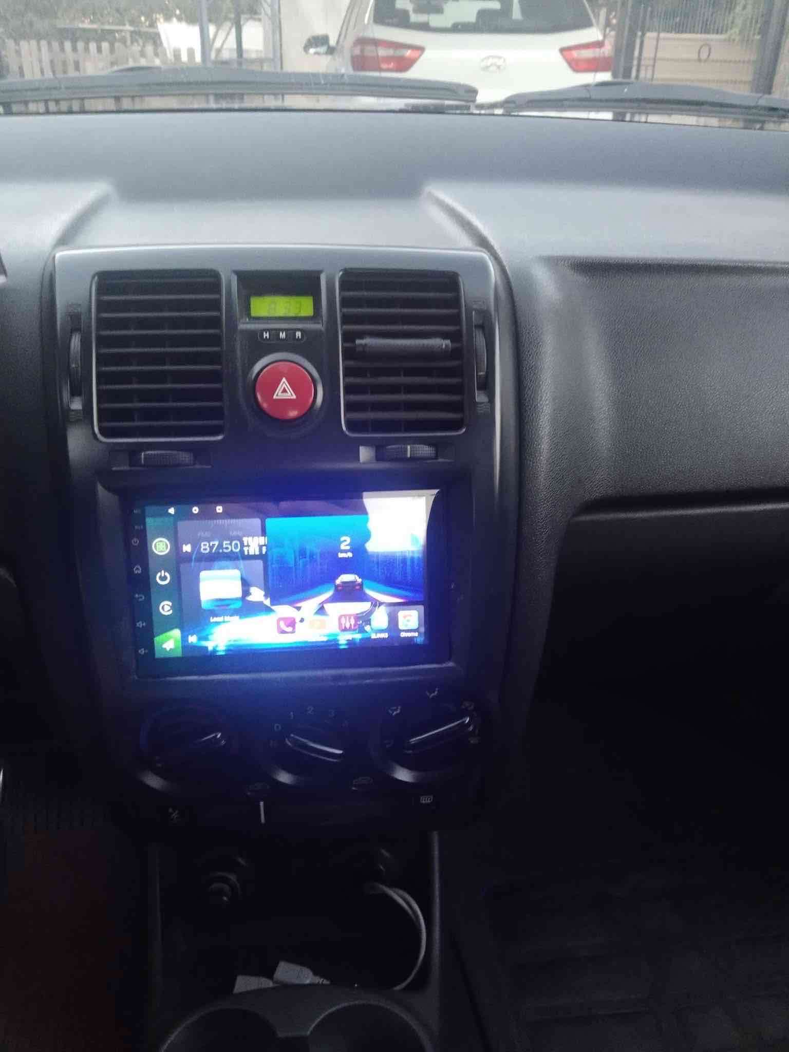 Auto Hyundai gris en buen estado papeles al día - miniatura 2