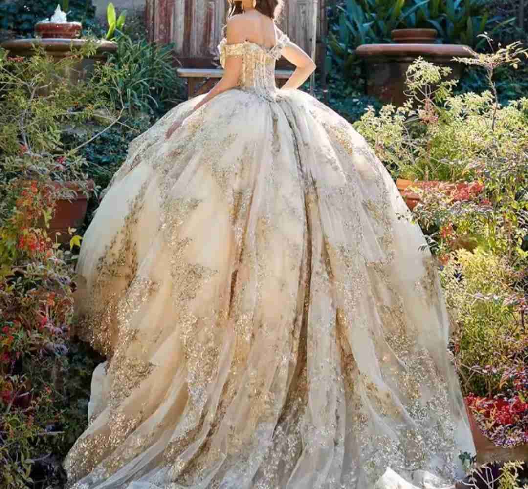 Vestido de fiesta dorado elegante - miniatura 3