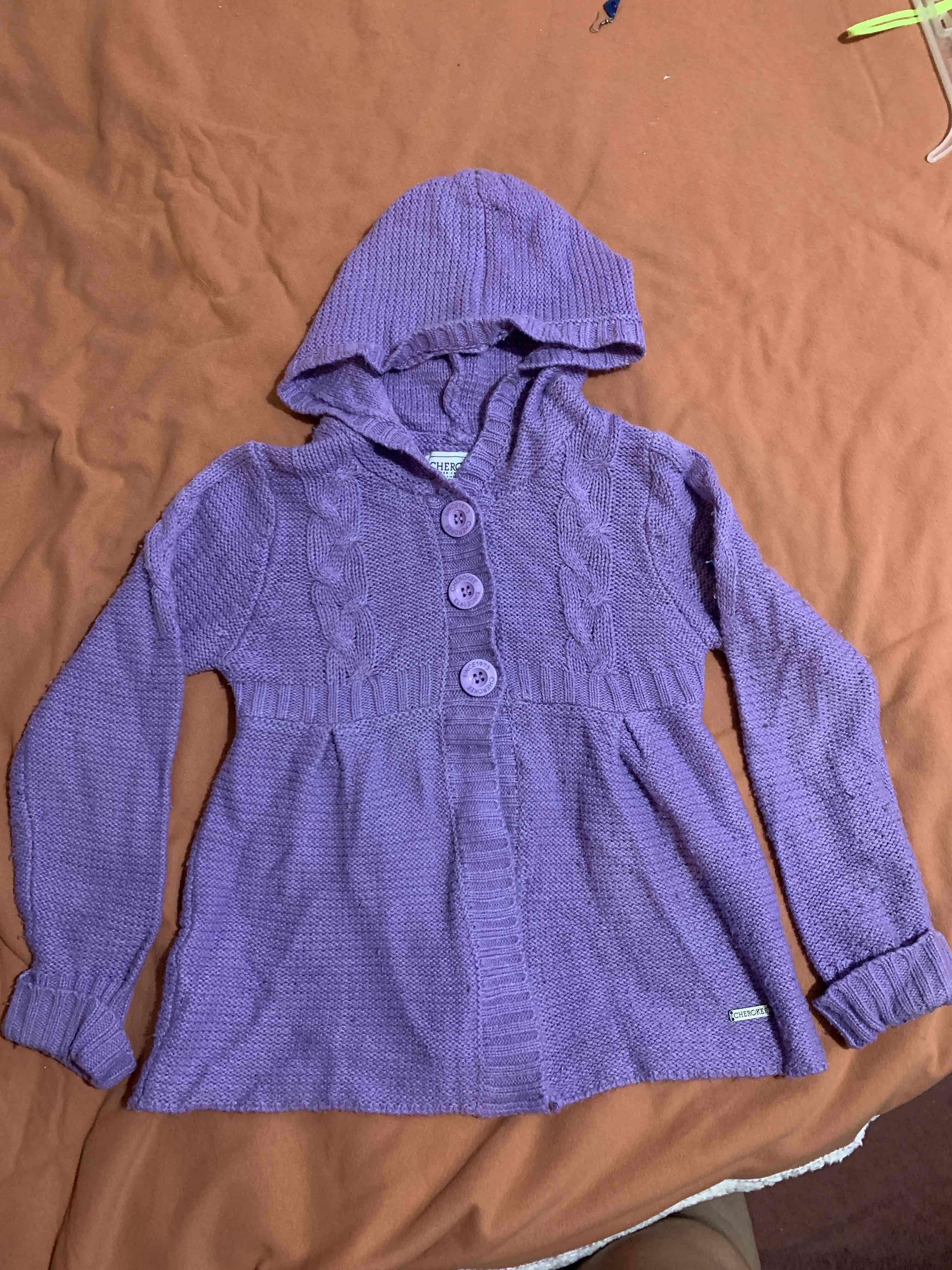 Chaleco morado con capucha