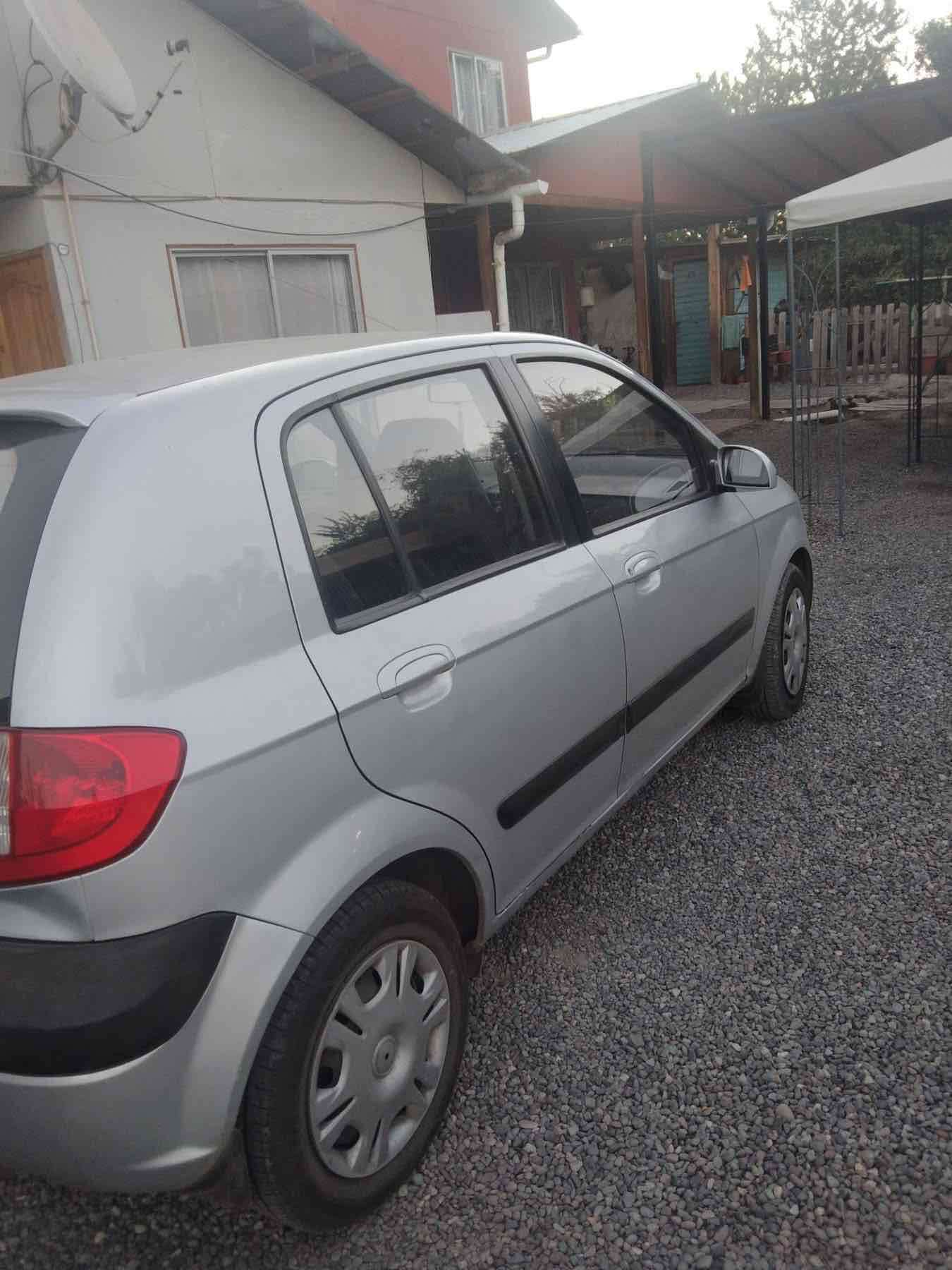 Auto Hyundai gris en buen estado papeles al día - miniatura 3