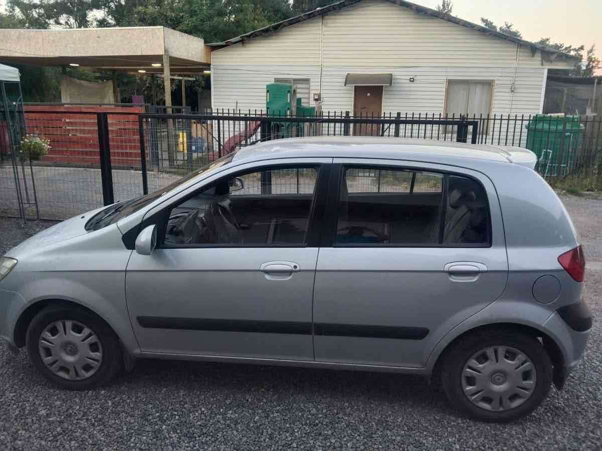 Auto Hyundai gris en buen estado papeles al día - miniatura 5