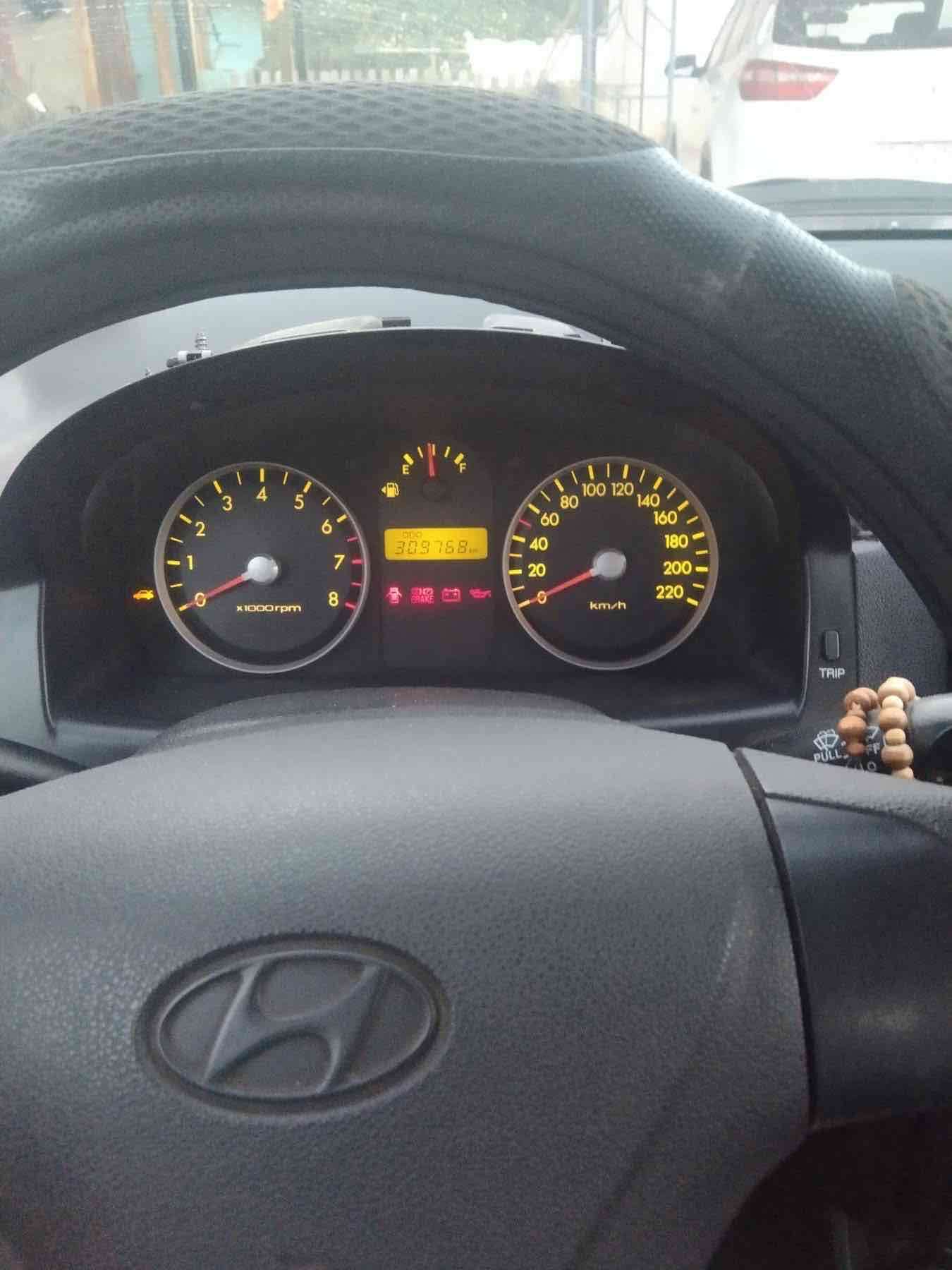 Auto Hyundai gris en buen estado papeles al día - miniatura 6