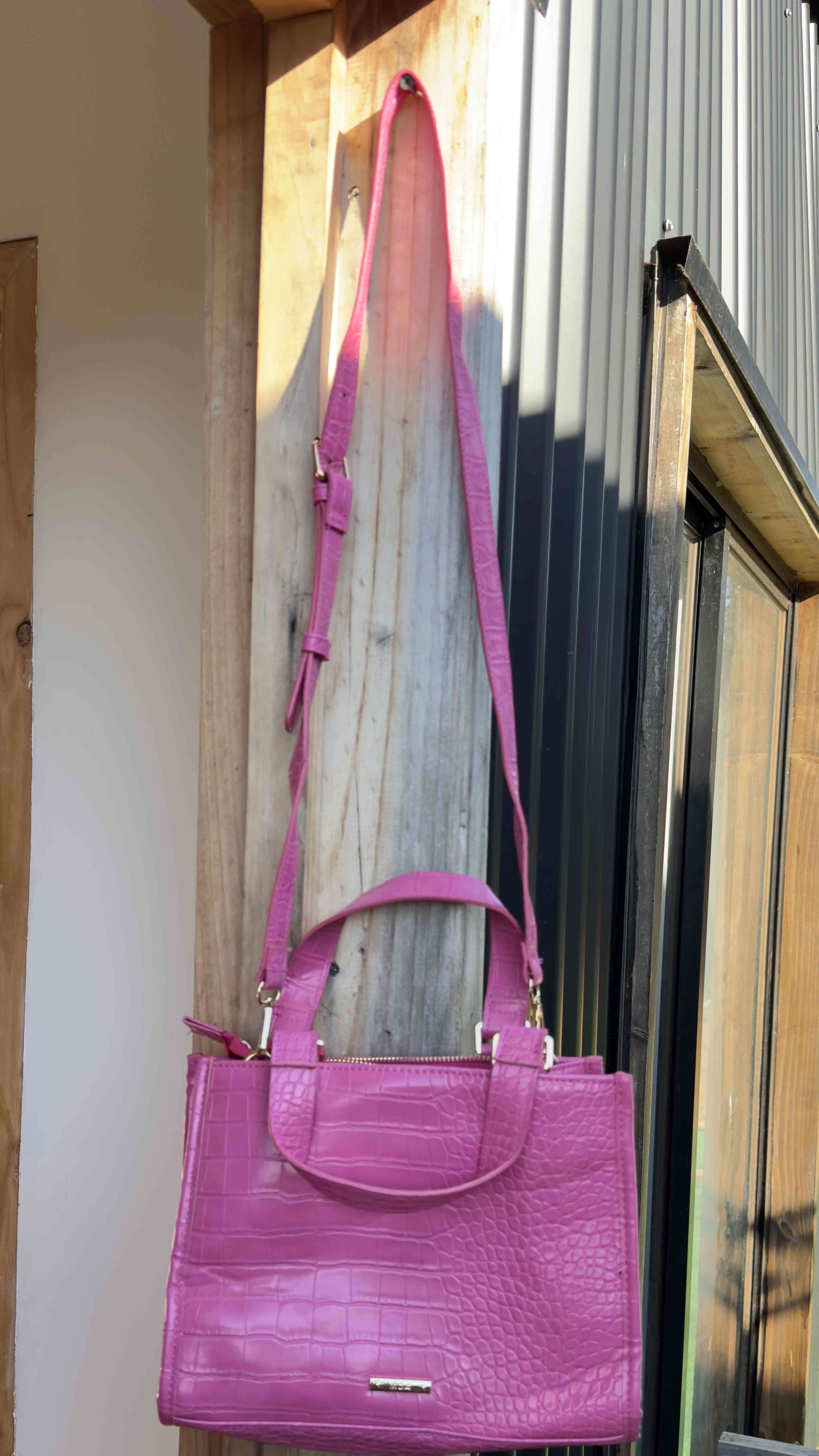 Cartera rosada de mujer - 1