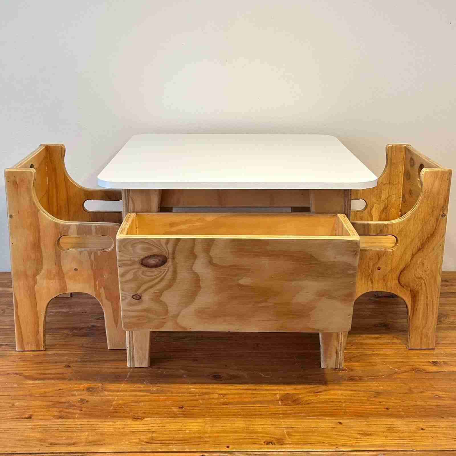 Mesa y sillas infantiles de madera - miniatura 3