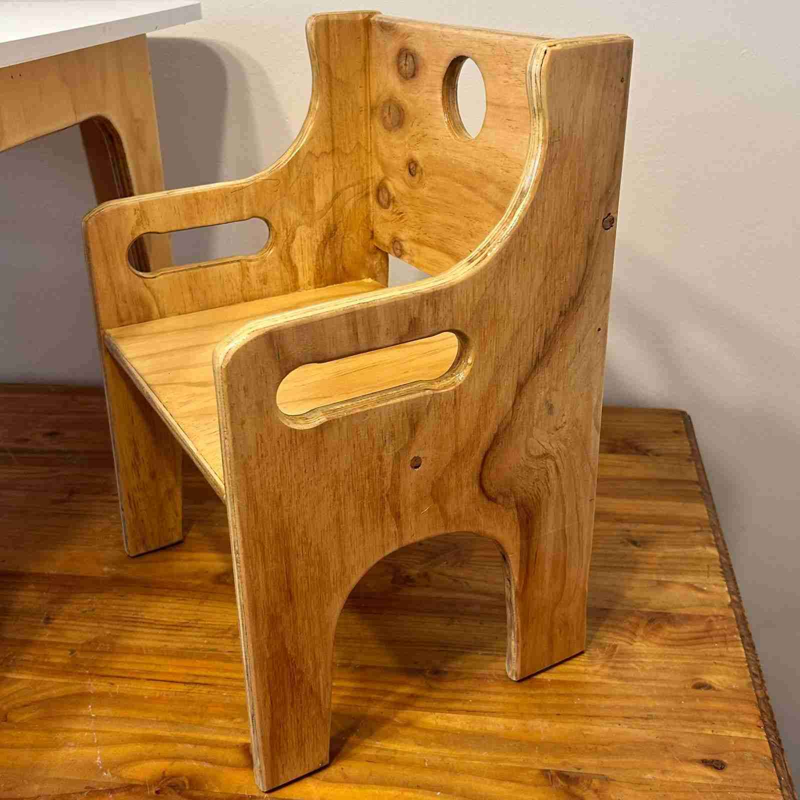 Mesa y sillas infantiles de madera - miniatura 5