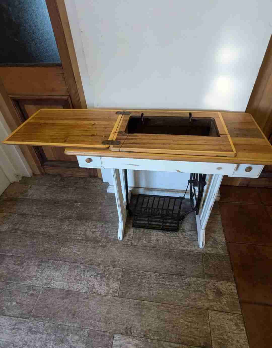 Mesa de máquina de coser vintage decorativa - miniatura 2