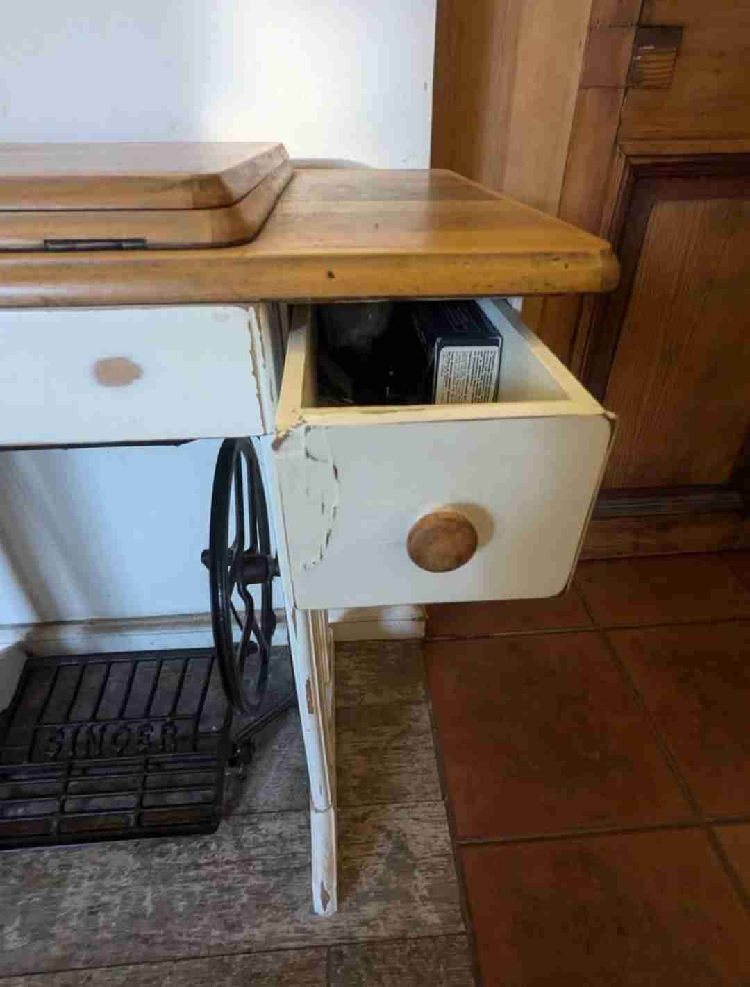 Mesa de máquina de coser vintage decorativa - miniatura 3