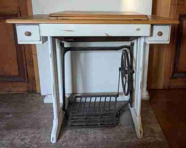 Mesa de máquina de coser vintage decorativa - miniatura 4