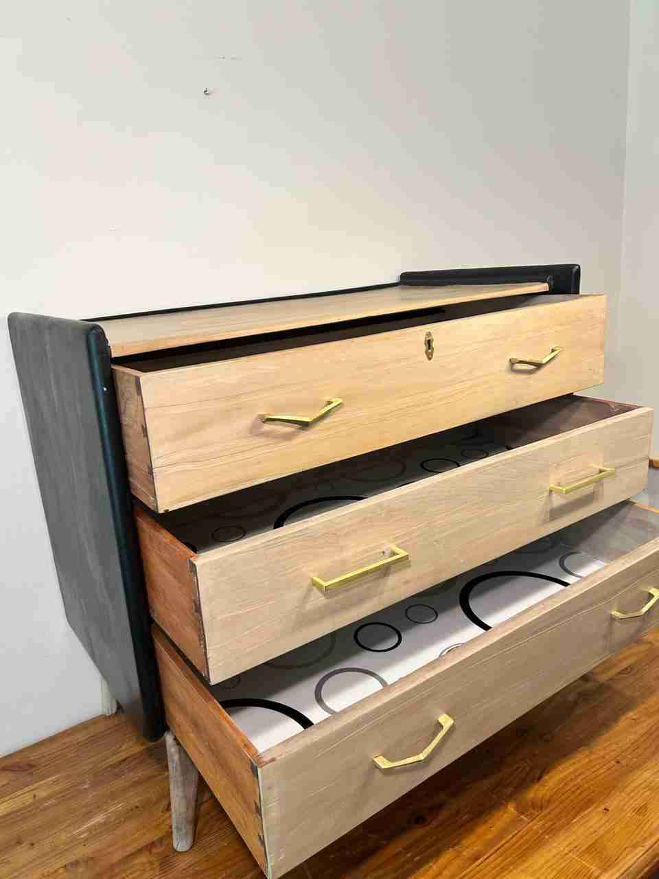 Cómoda antigua de tres cajones - miniatura 3