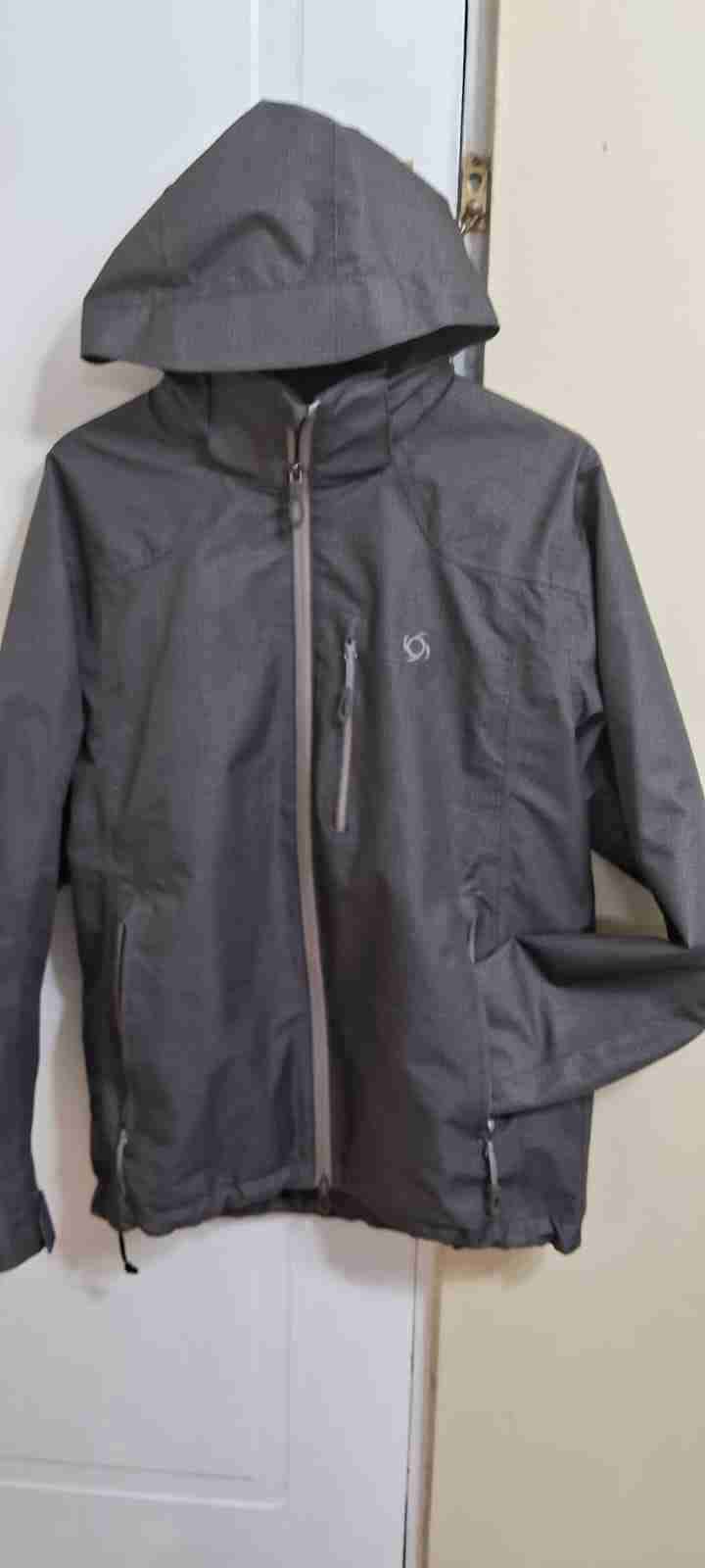 Chaqueta gris impermeable con capucha