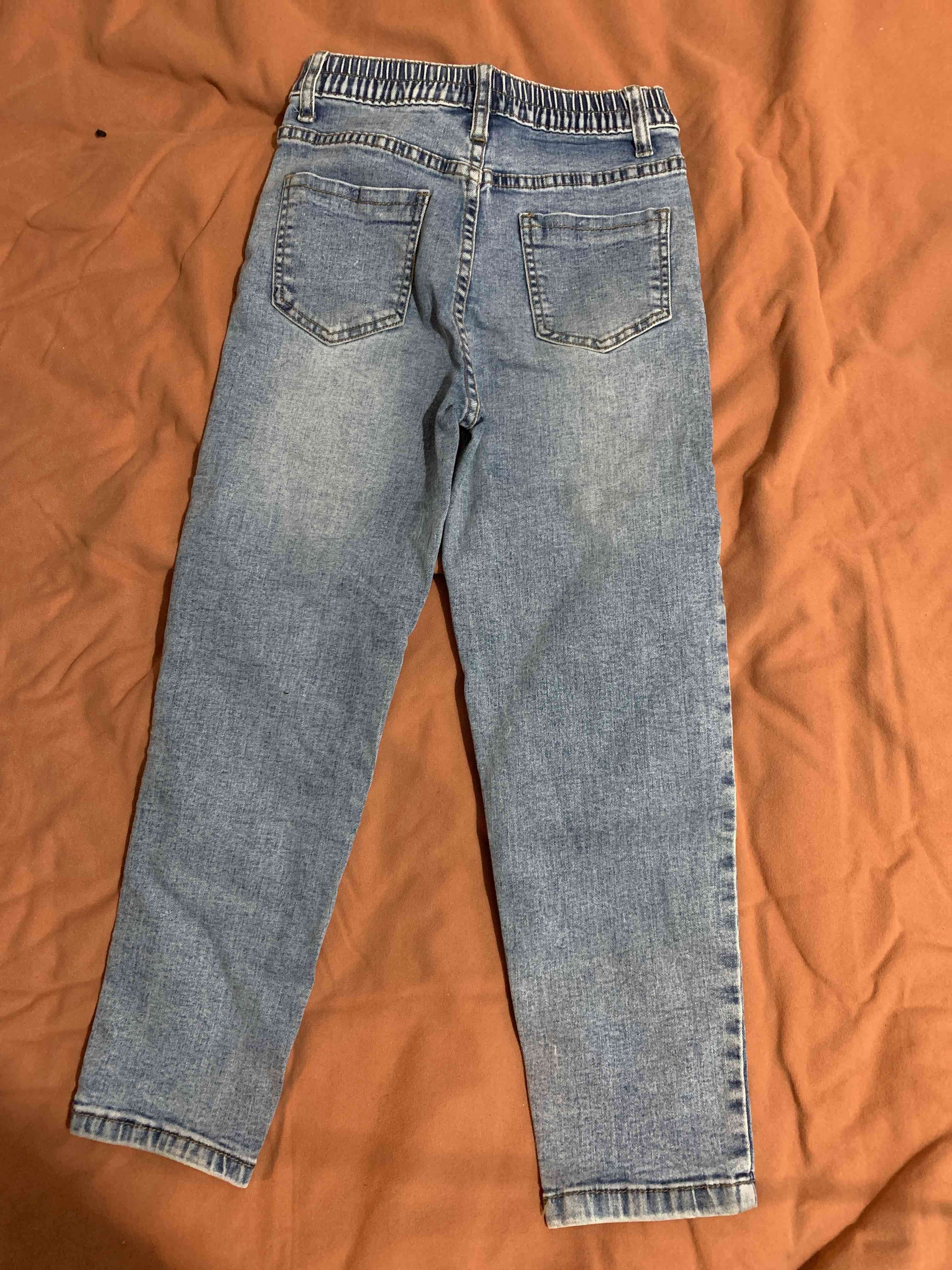 Jeans azules con diseño desgastado - miniatura 2