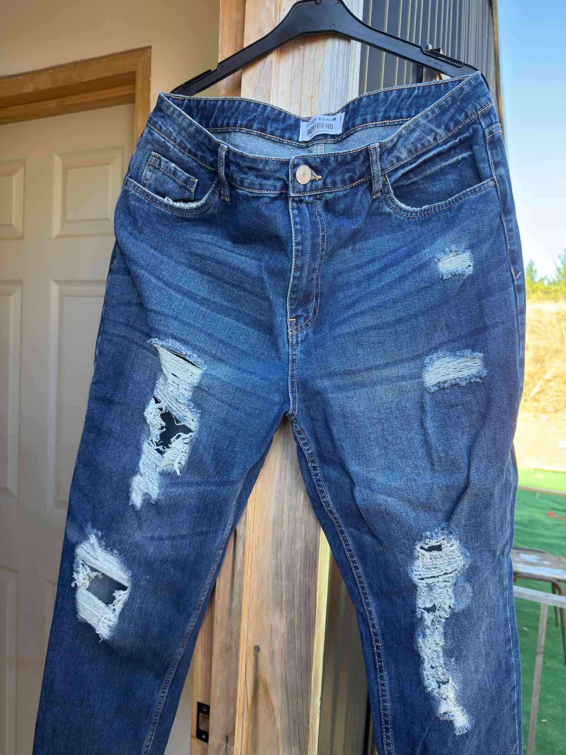 Jeans azules con desgastes mujer - miniatura 2