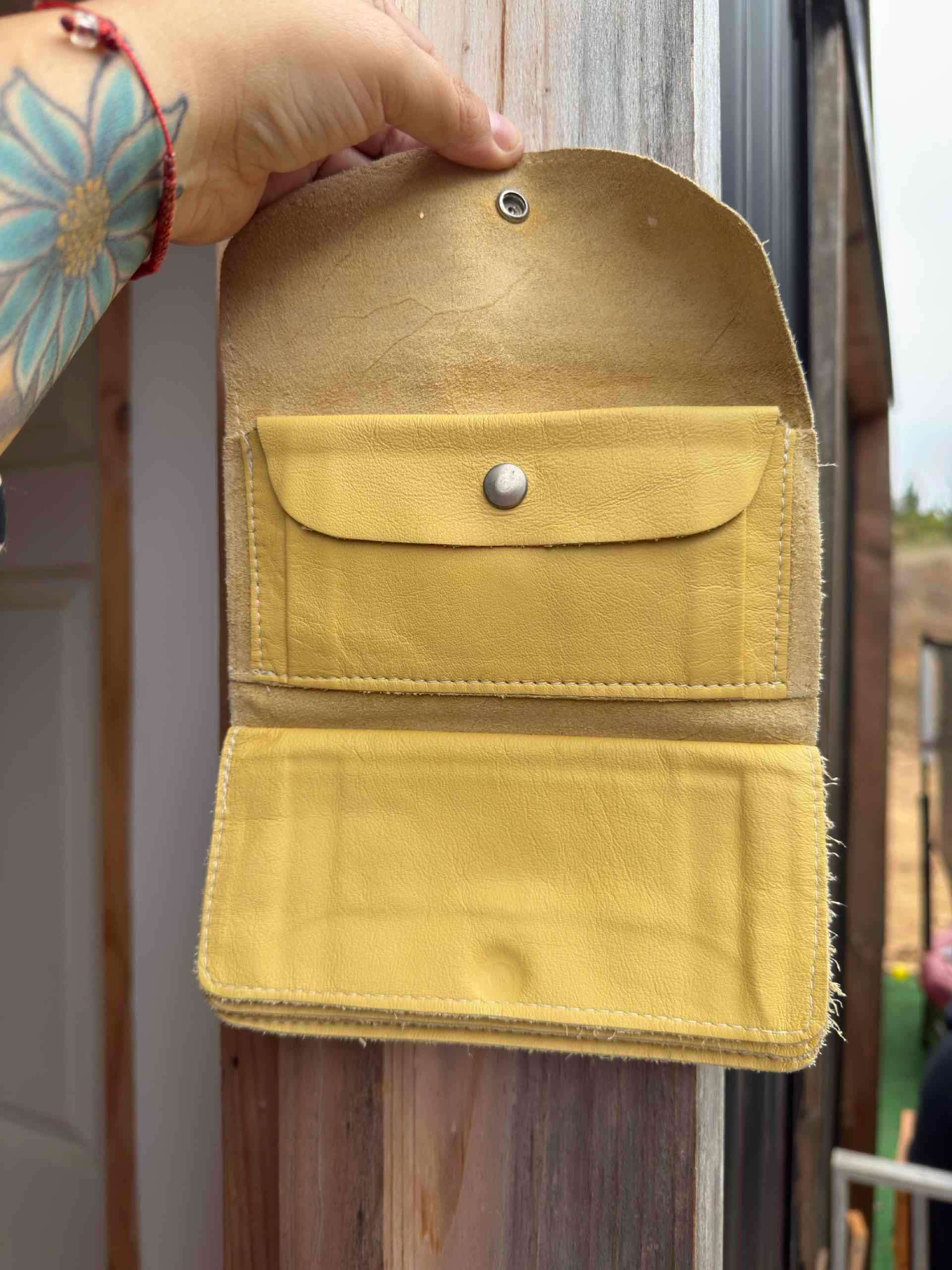 Billetera amarilla de cuero - miniatura 2