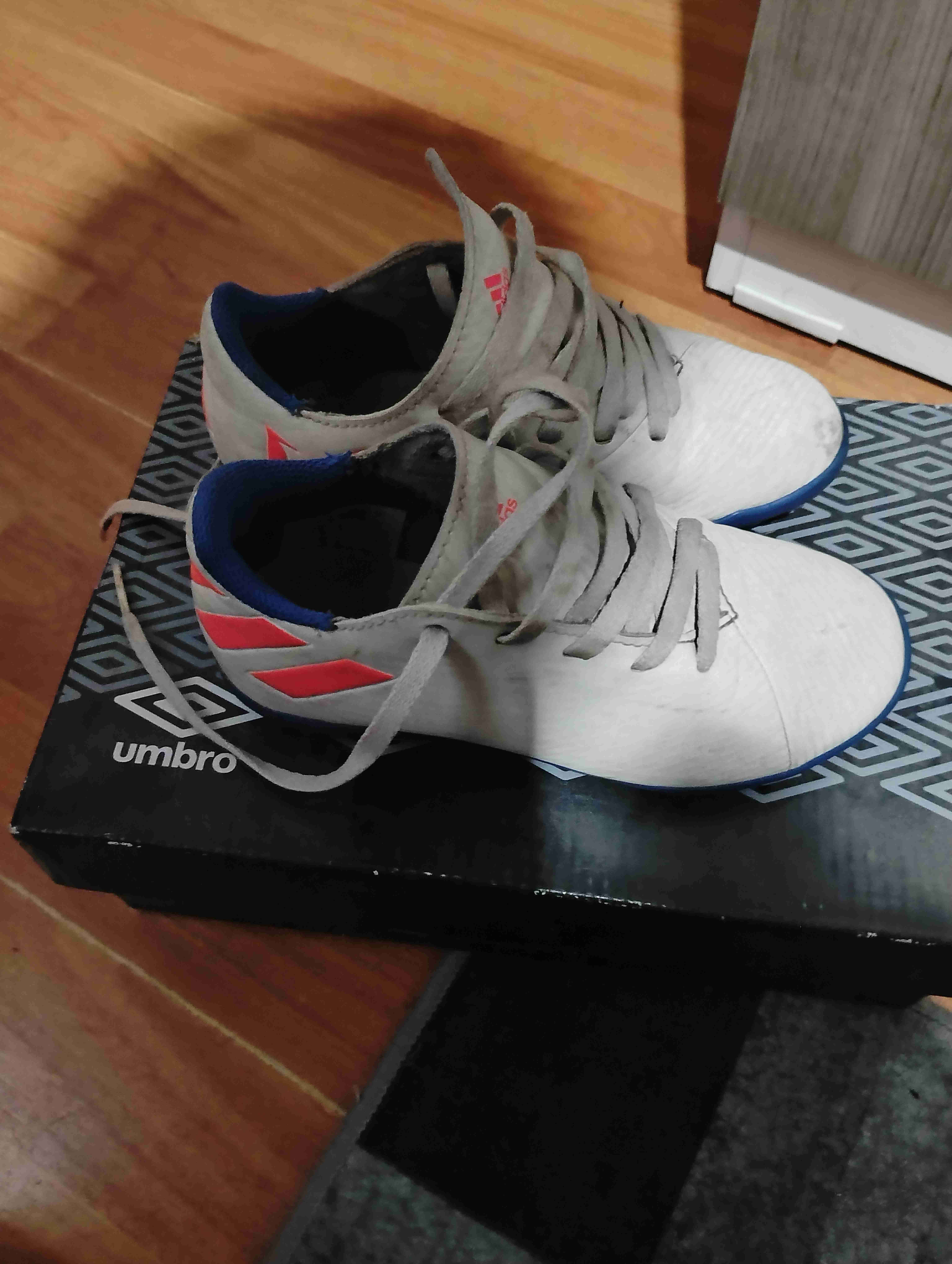 Zapatillas futbol  blancas usadas - miniatura 2