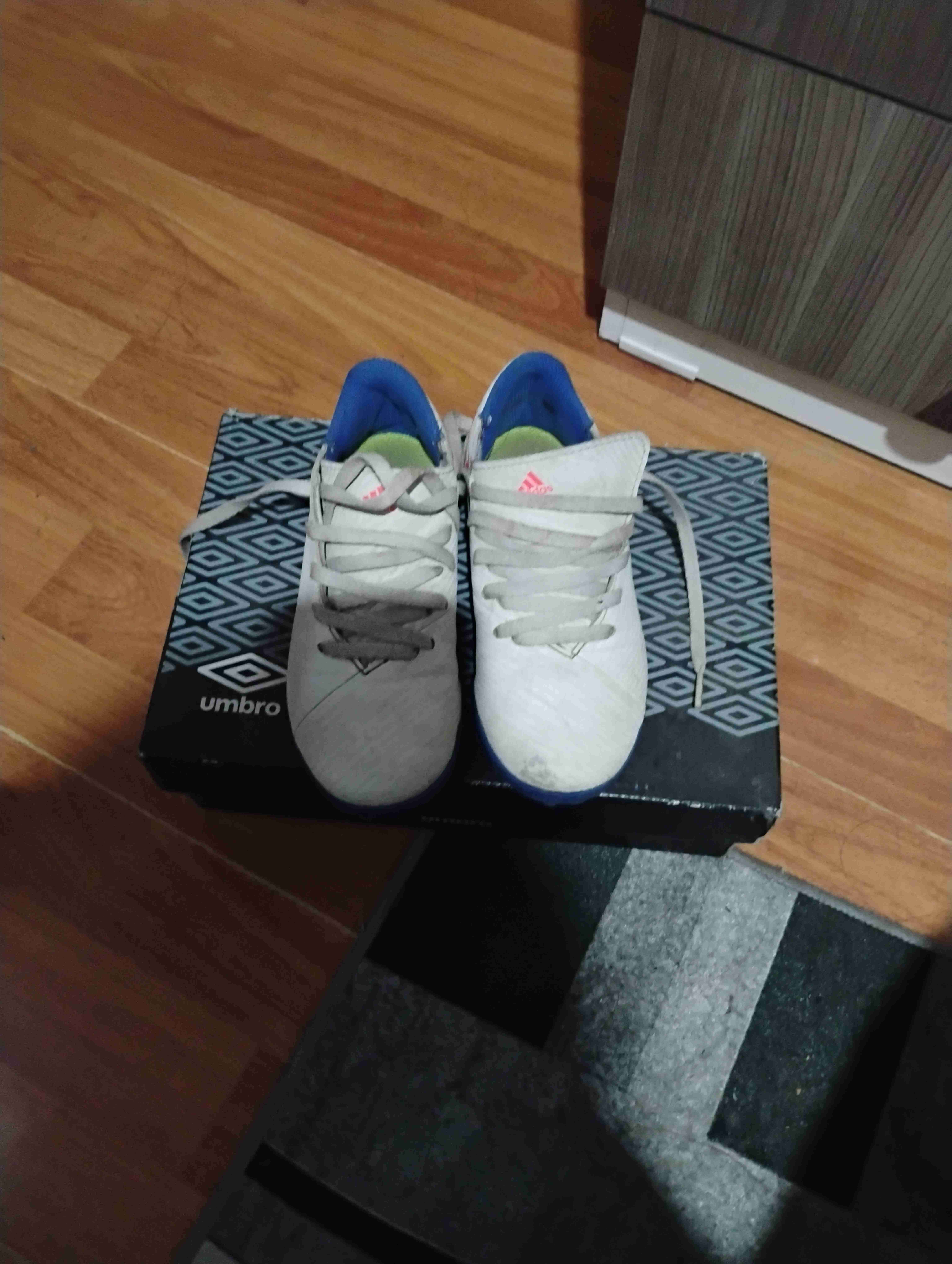 Zapatillas futbol  blancas usadas - miniatura 3