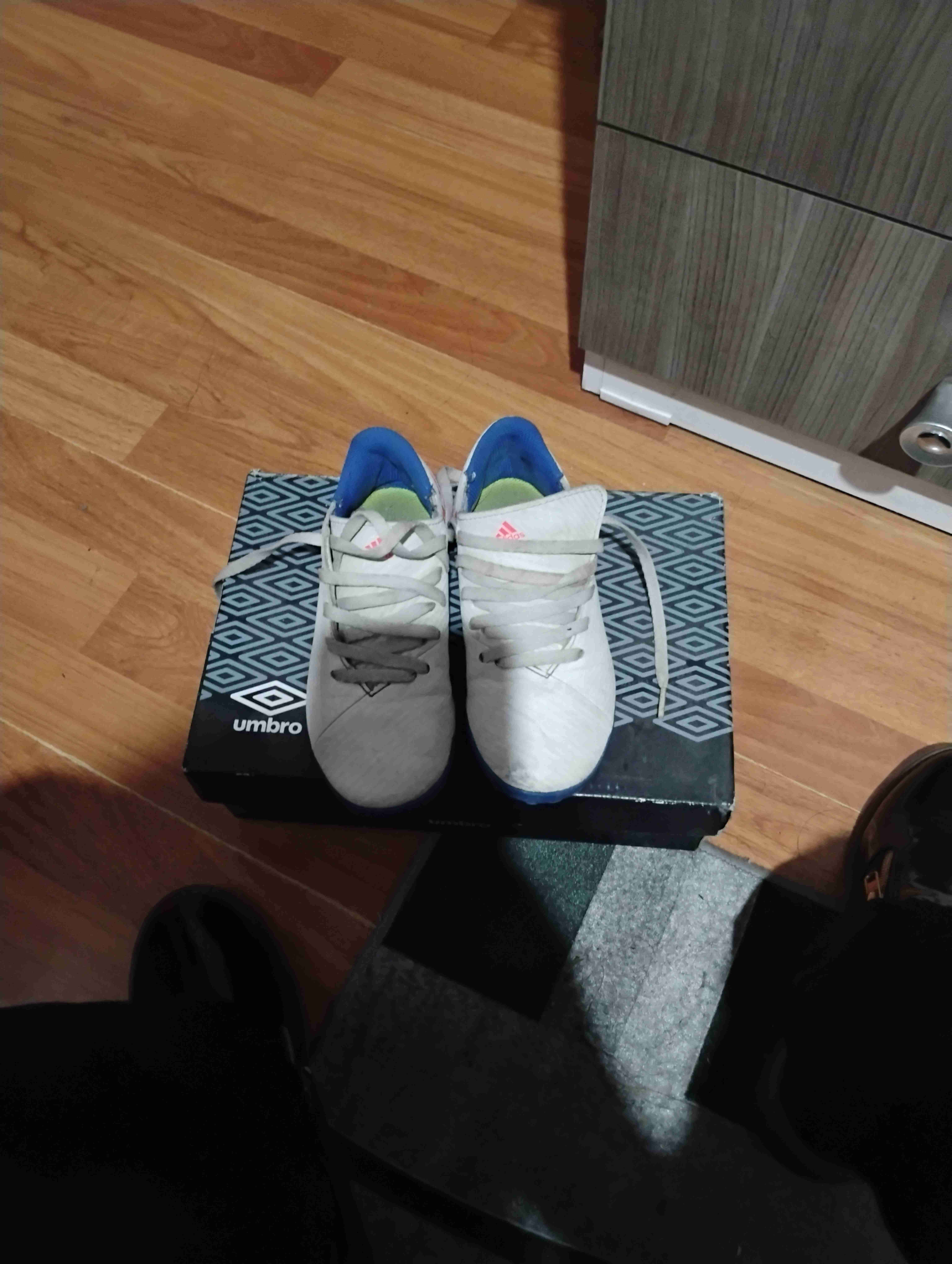 Zapatillas futbol  blancas usadas - miniatura 4