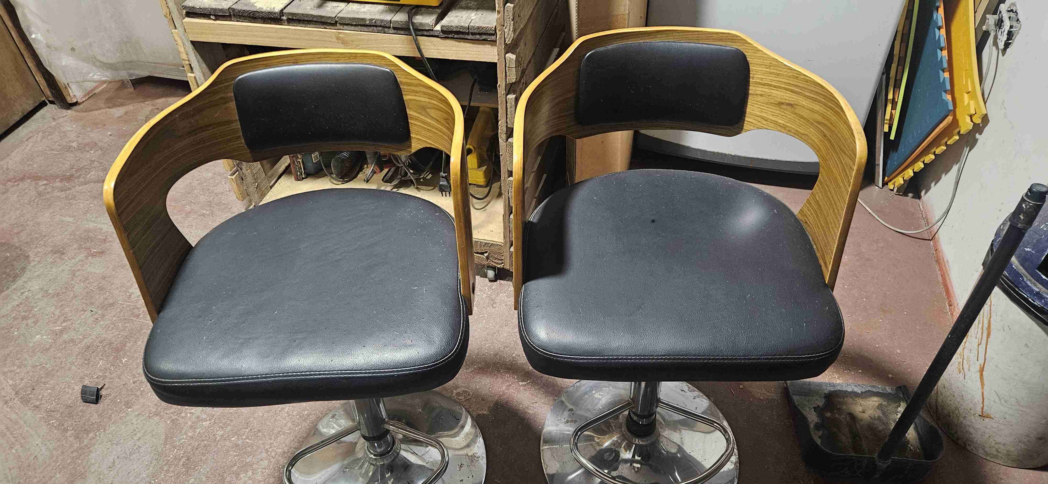 Par de sillas negras modernas - miniatura 1