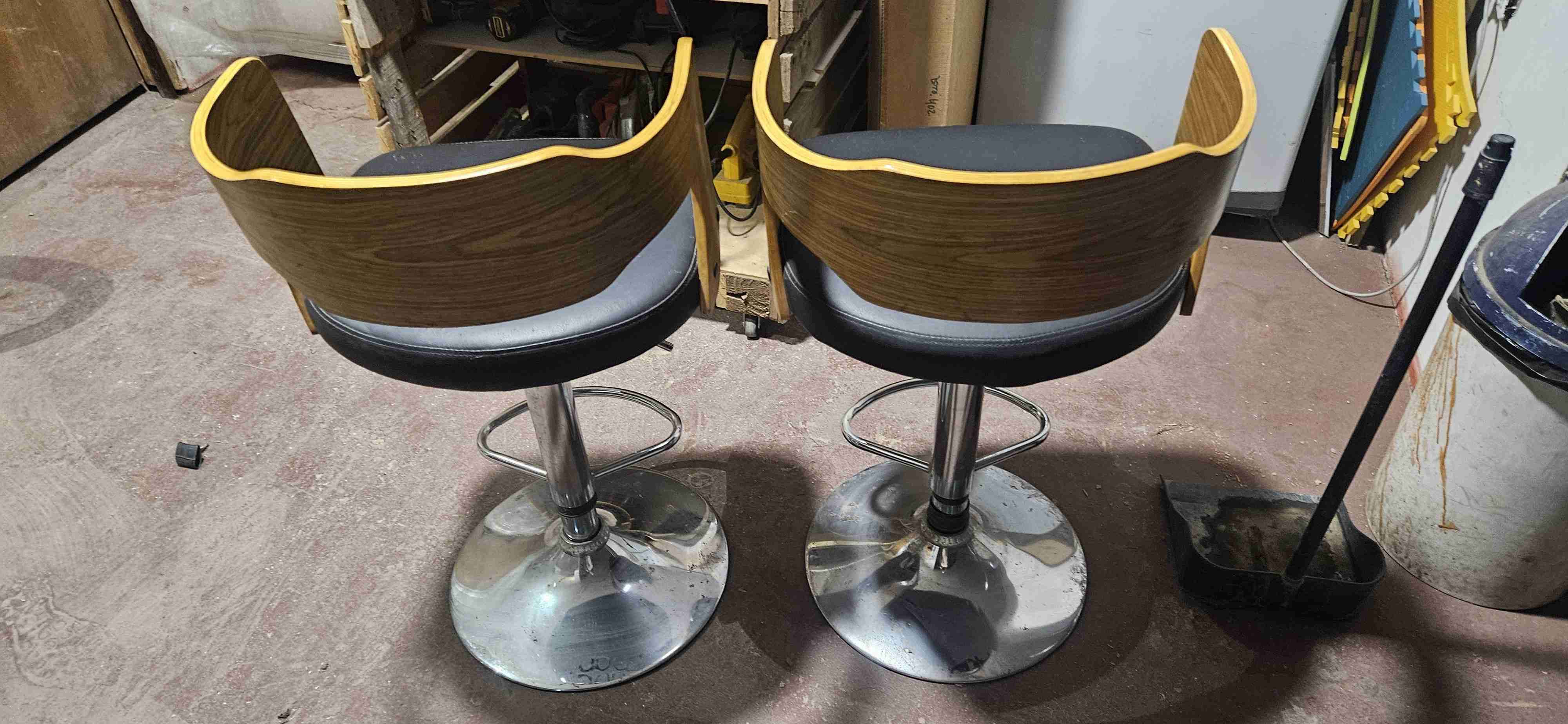 Par de sillas negras modernas - miniatura 2