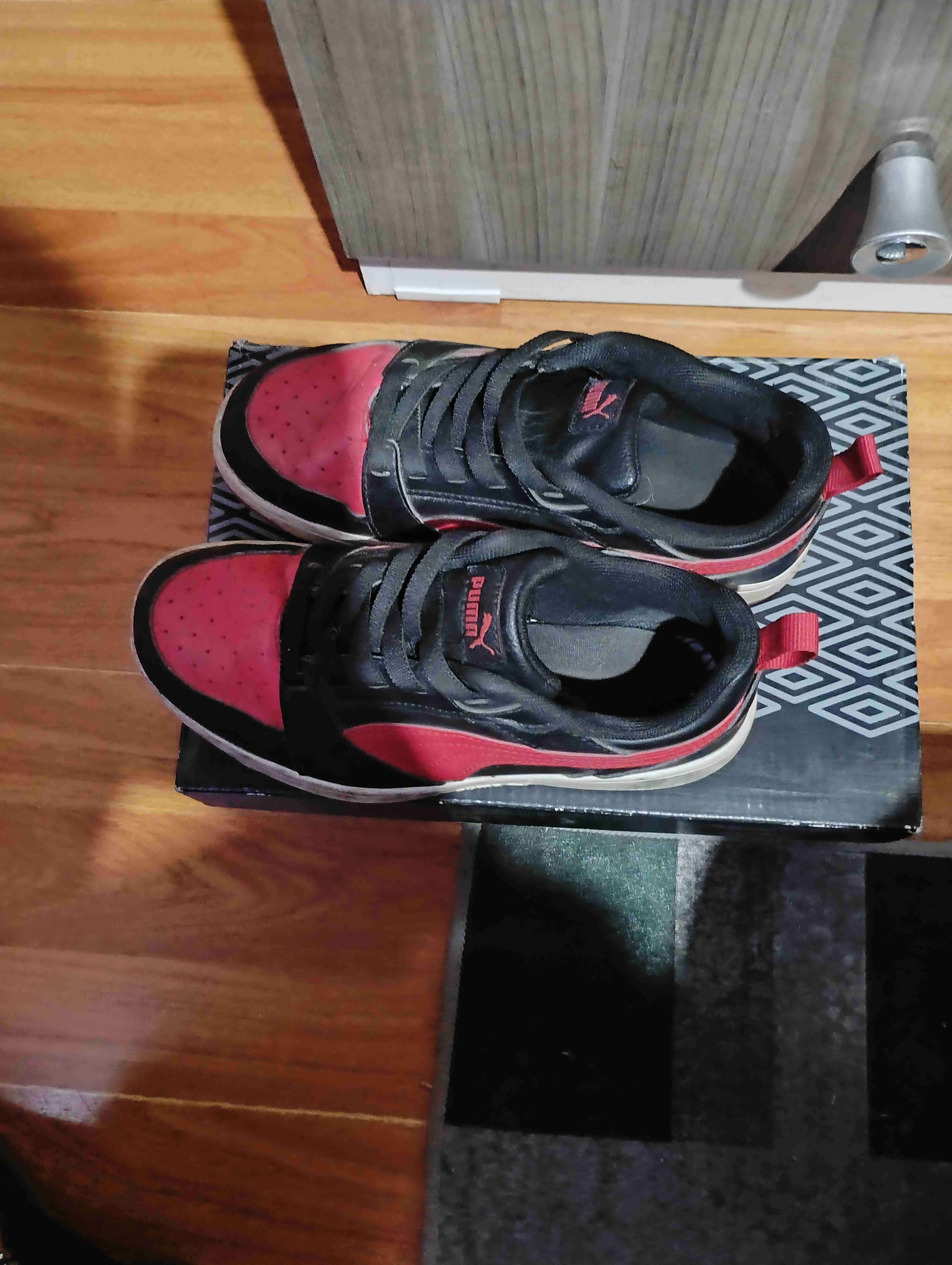 Zapatillas deportivas Puma negras y rojas - miniatura 2