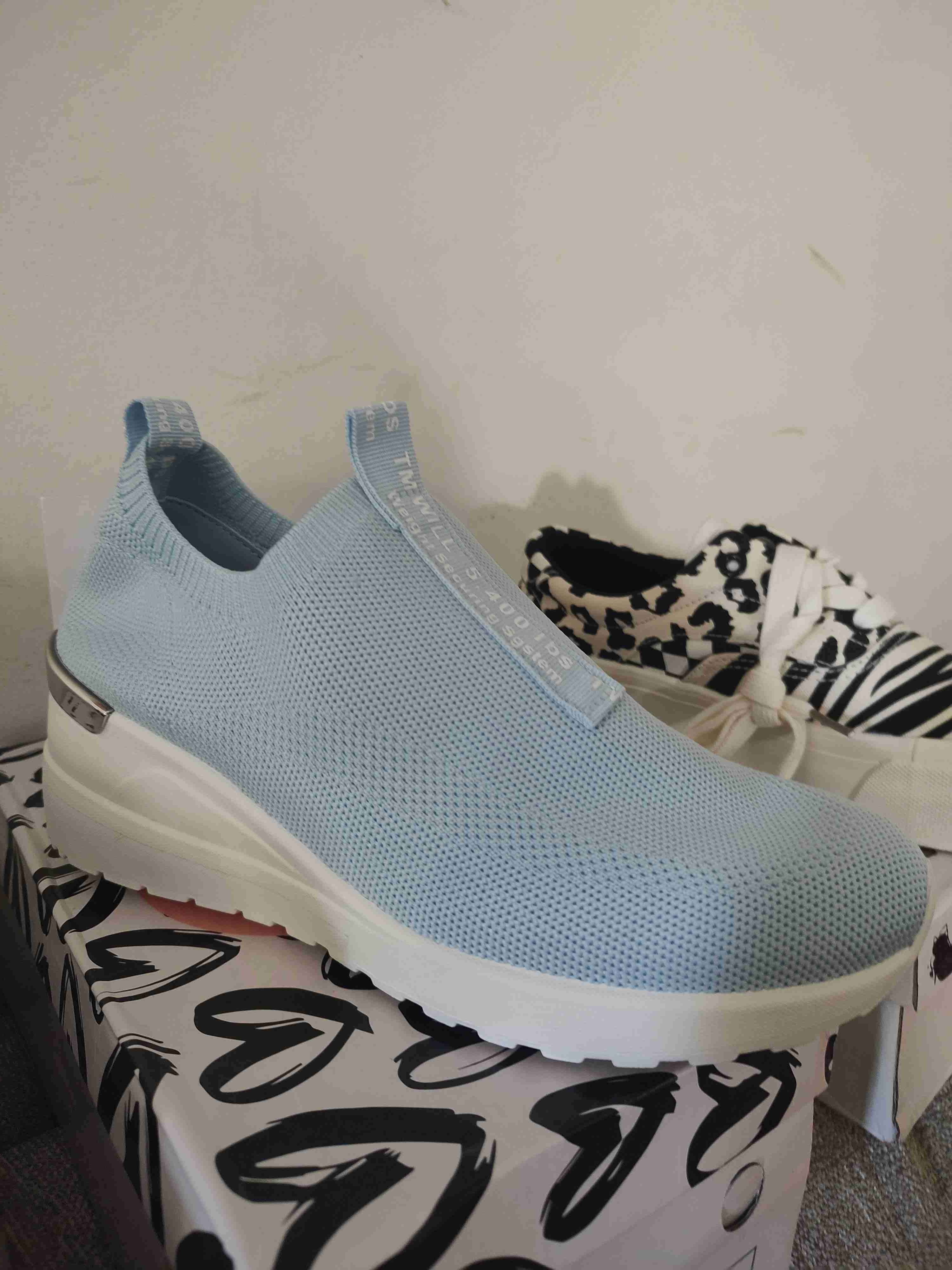 Zapatillas deportivas celestes - 1