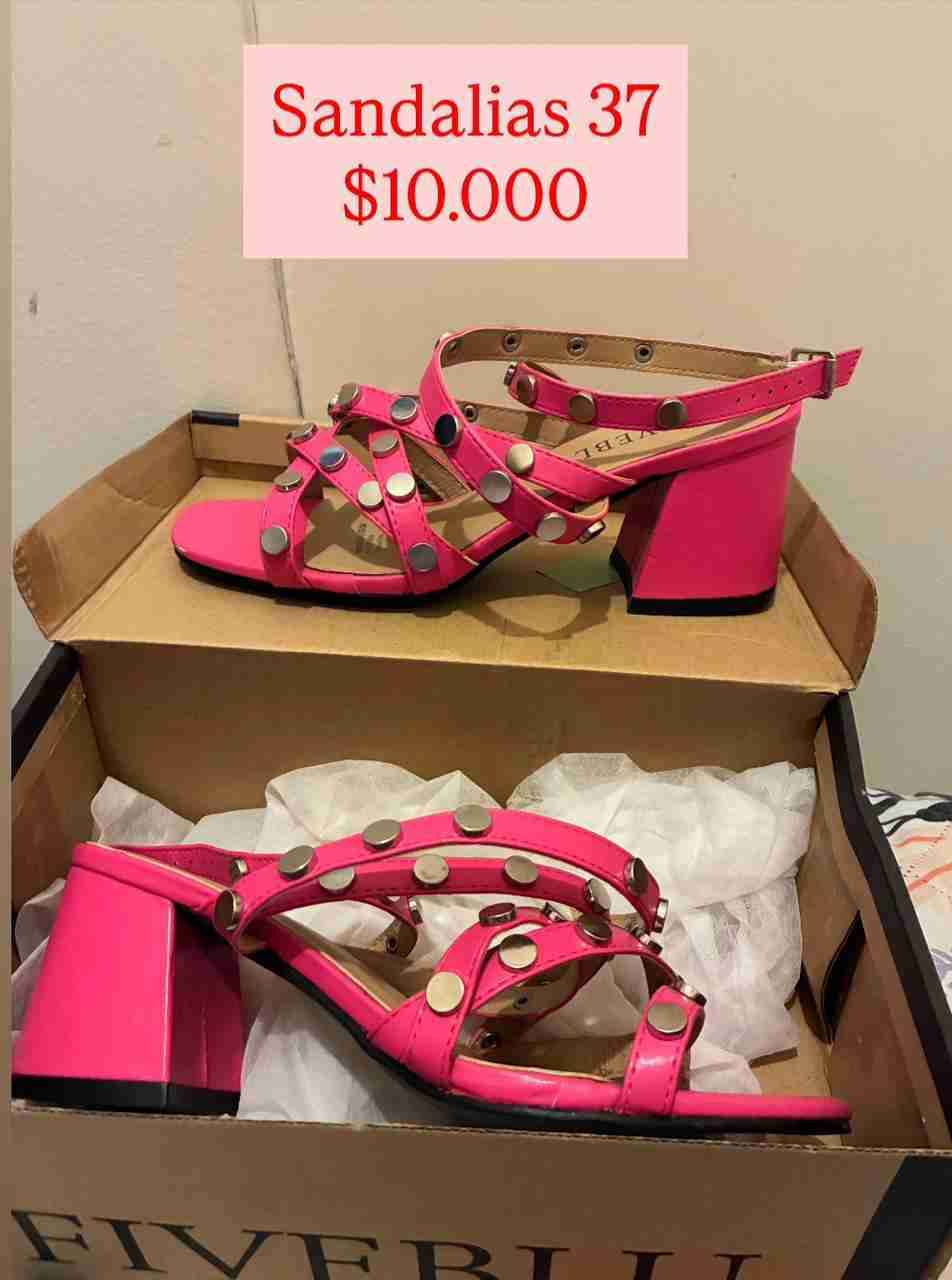 Sandalias rosadas con tachas - 1