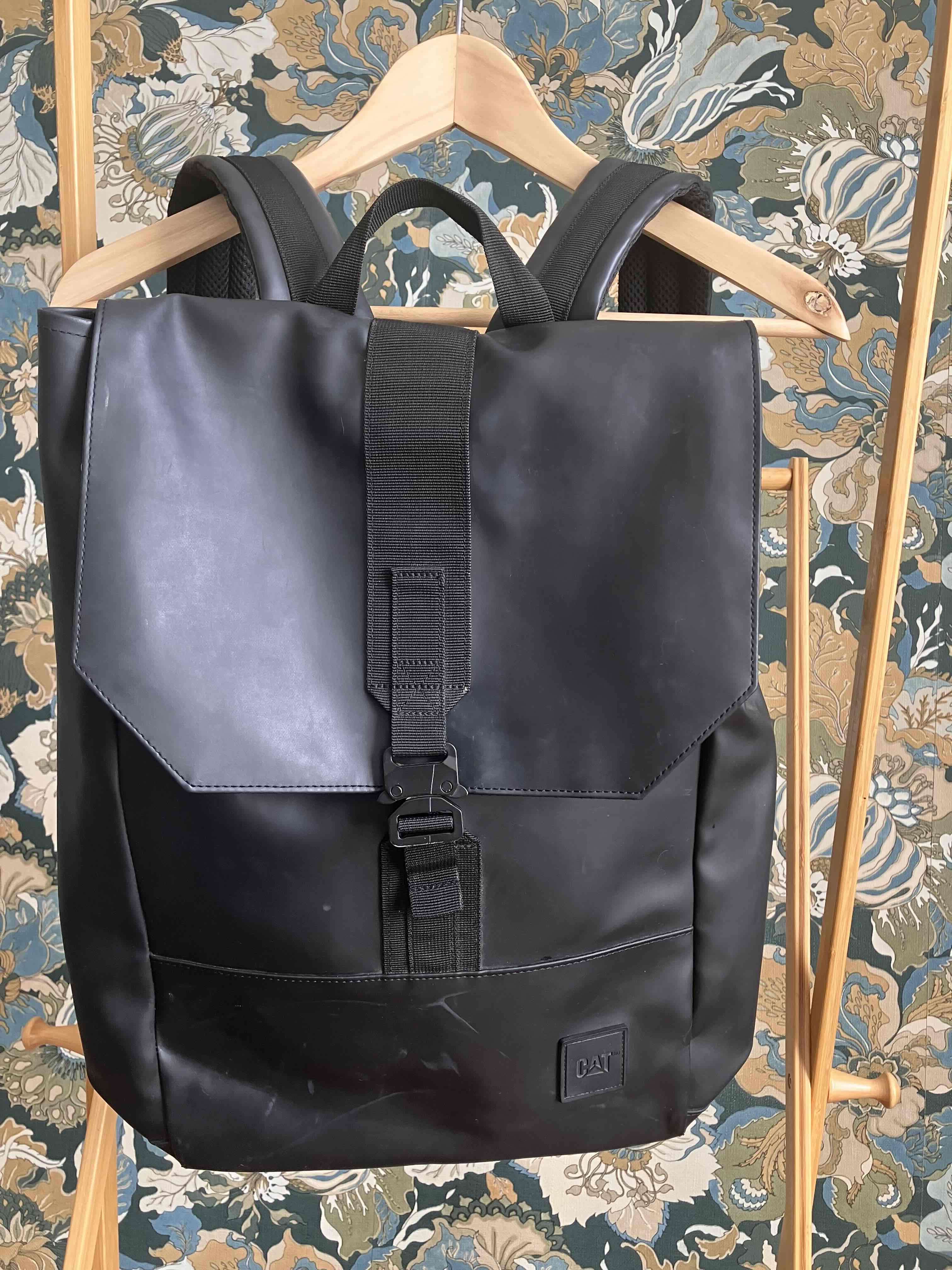 Mochila negra CAT resistente - 1