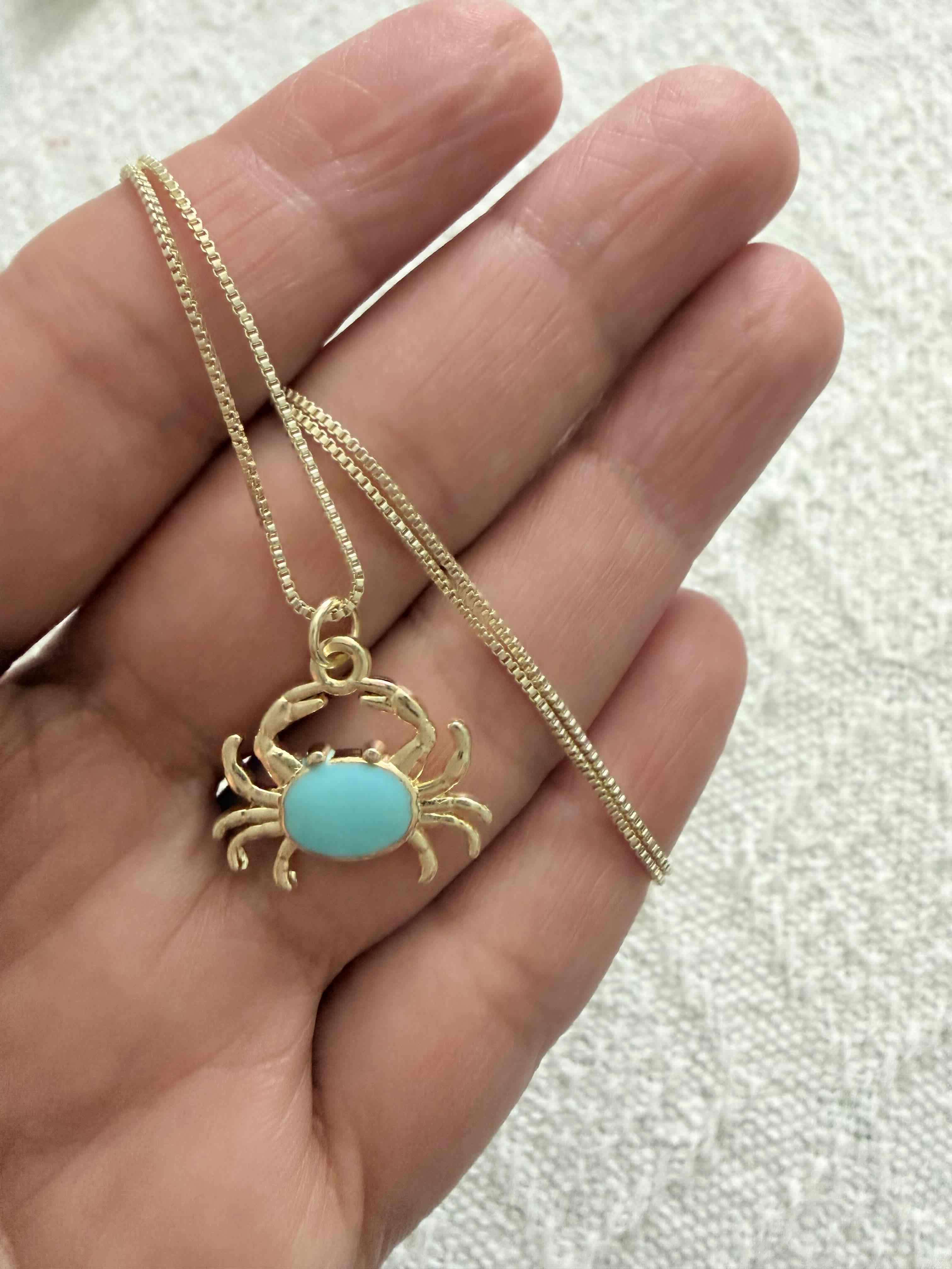 Collar con colgante de cangrejo