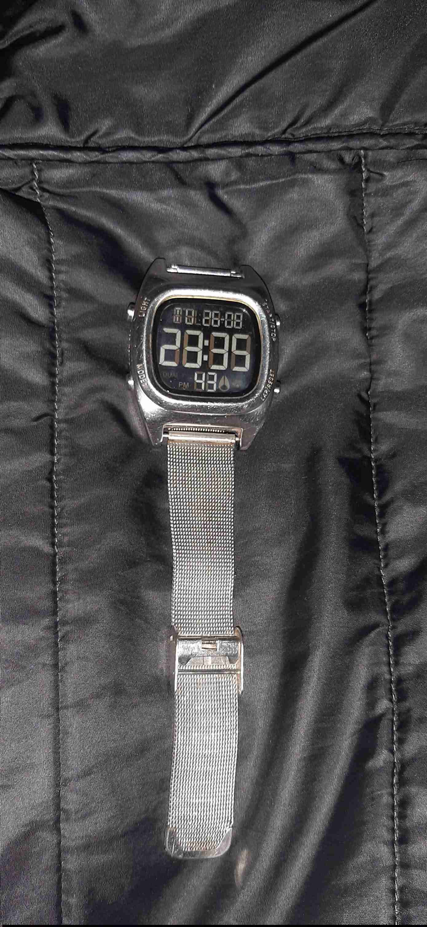 Reloj digital plateado vintage - 1