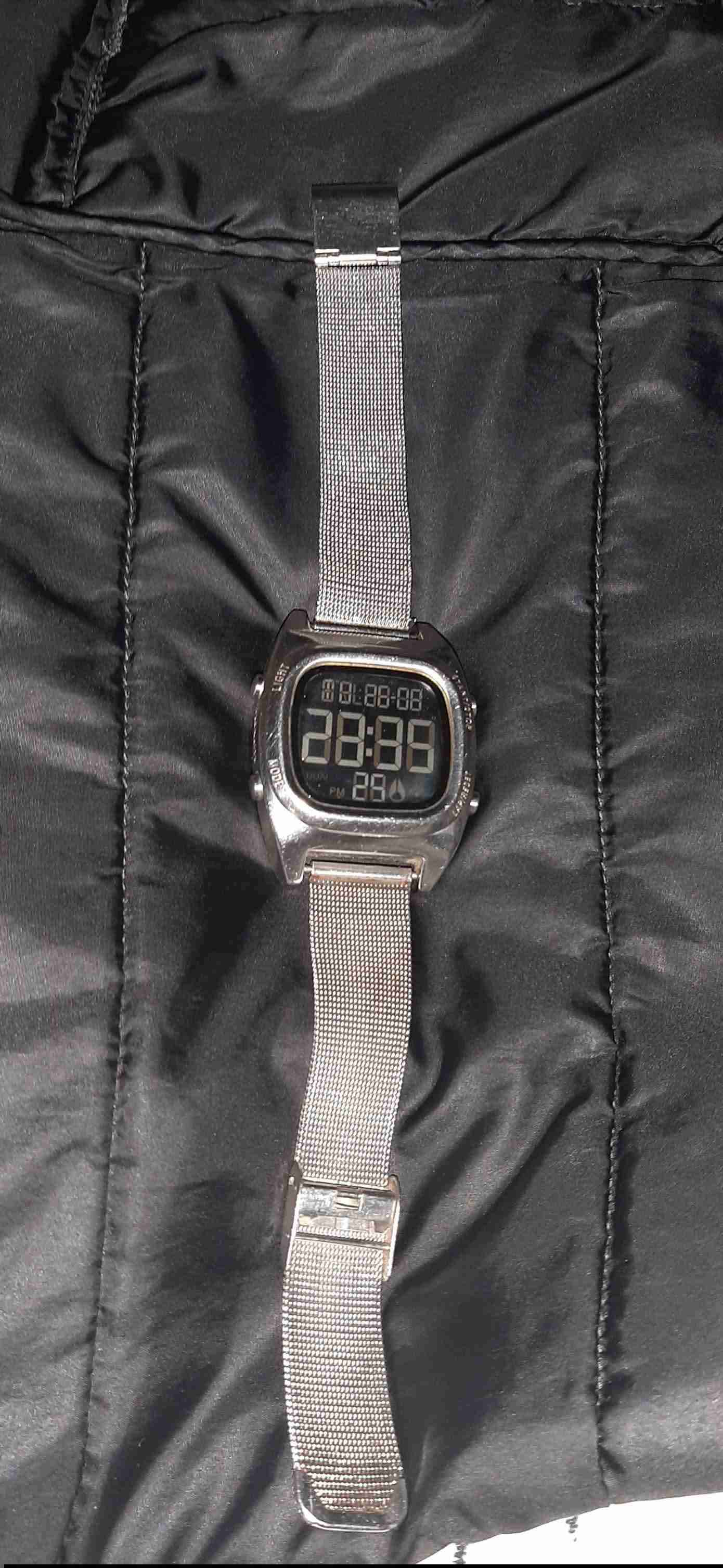 Reloj digital plateado vintage - 2