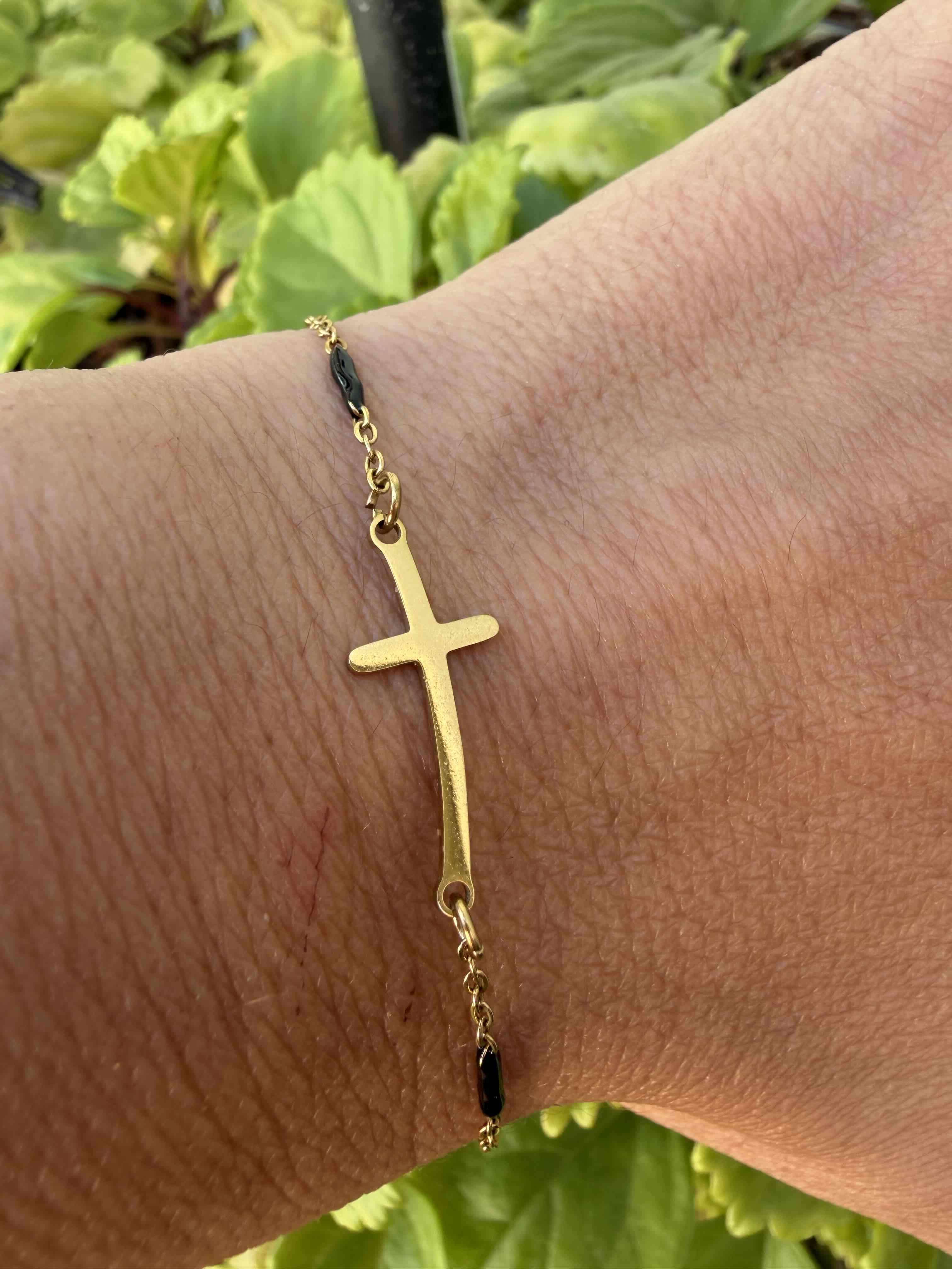 Pulsera dorada con cruz - miniatura 2