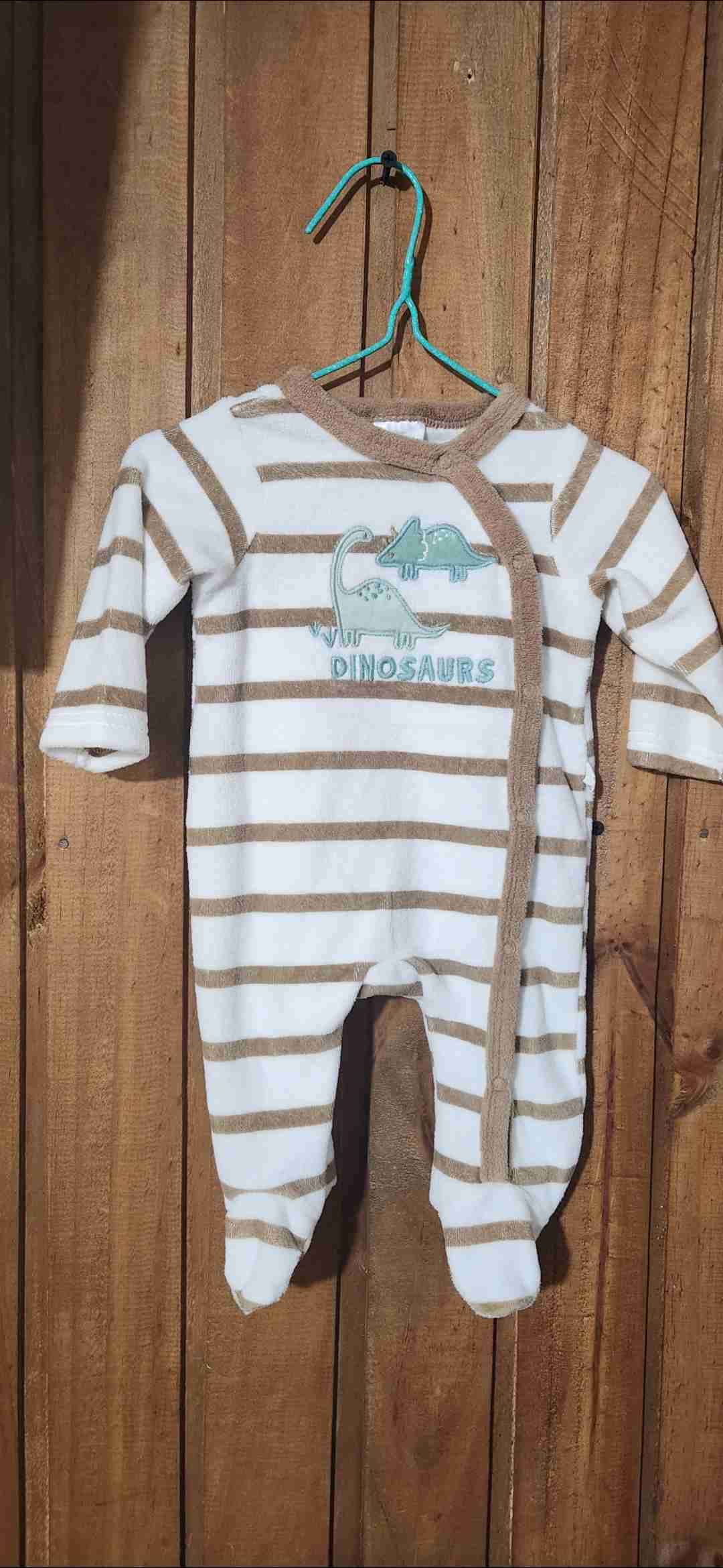 Osito bebé rayado dinosaurios