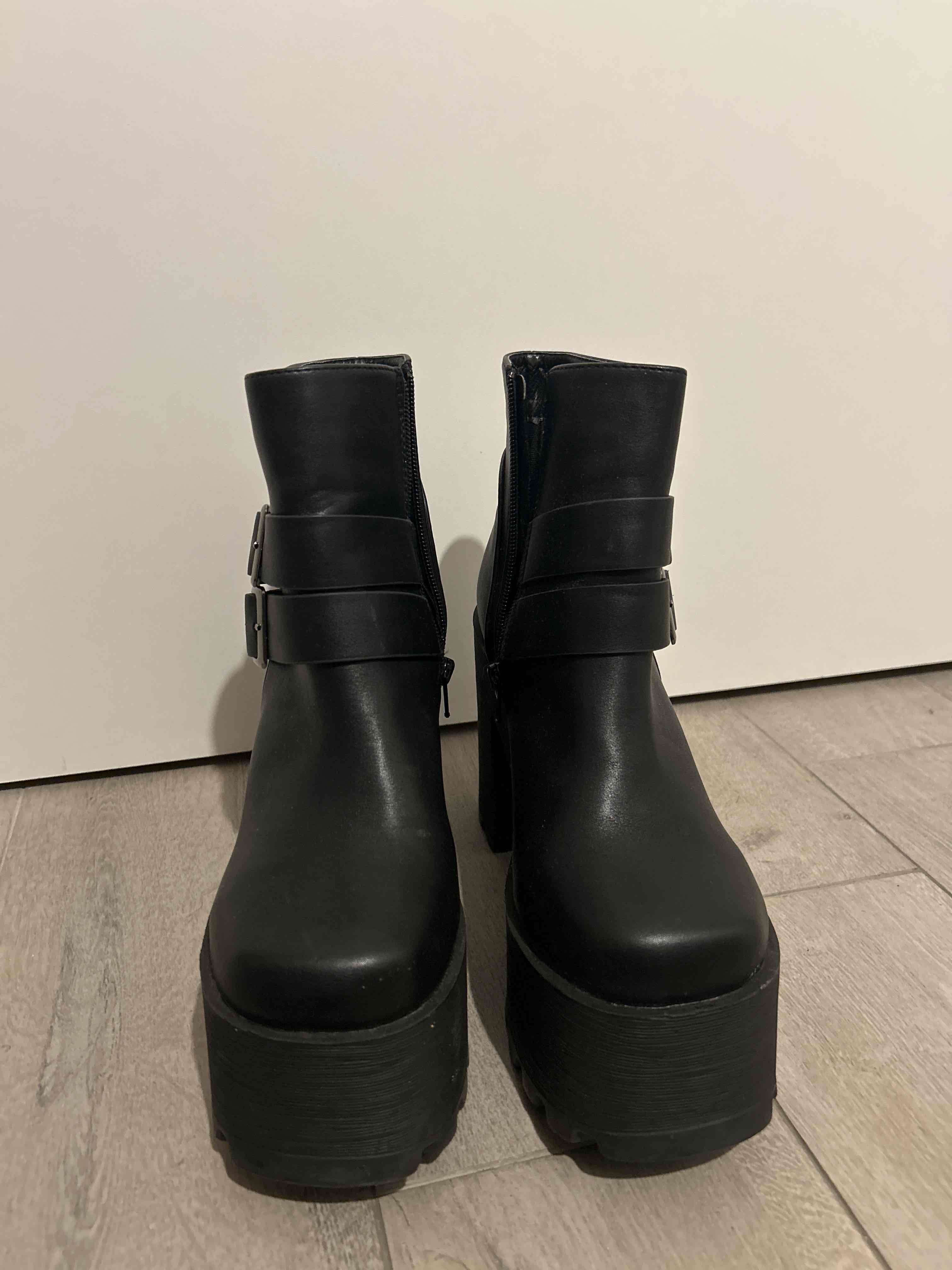 Botines negros con hebillas - miniatura 2