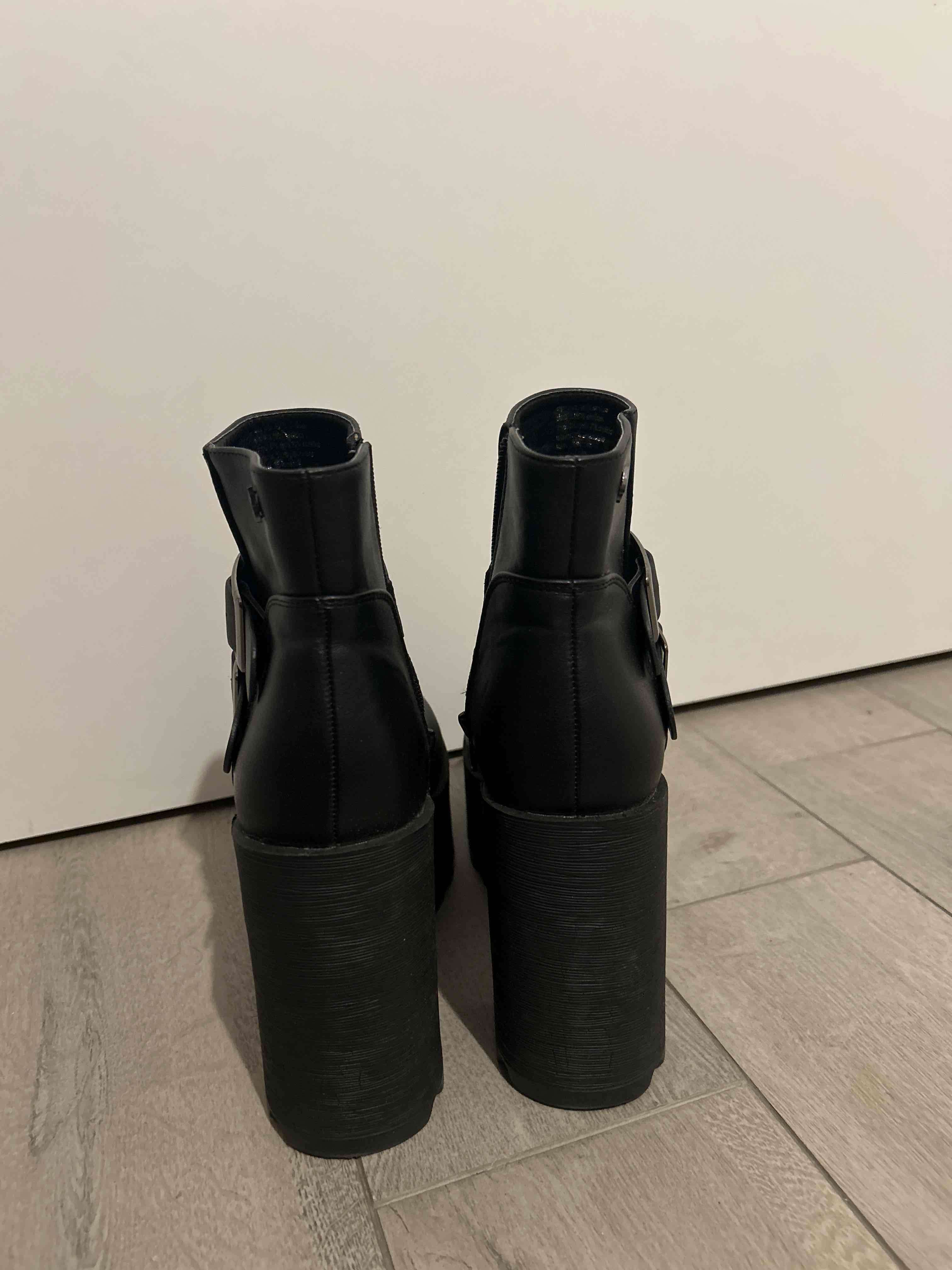 Botines negros con hebillas - miniatura 4