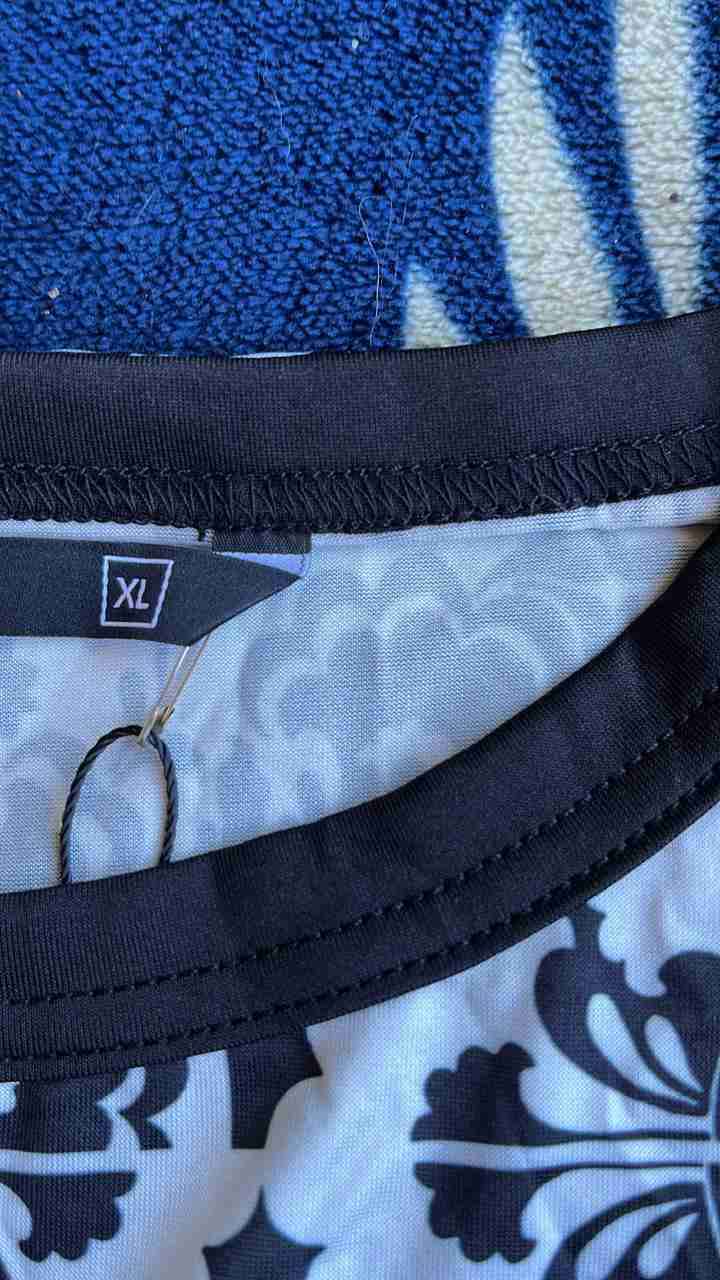 Polera estampada blanco y negro XL - 1