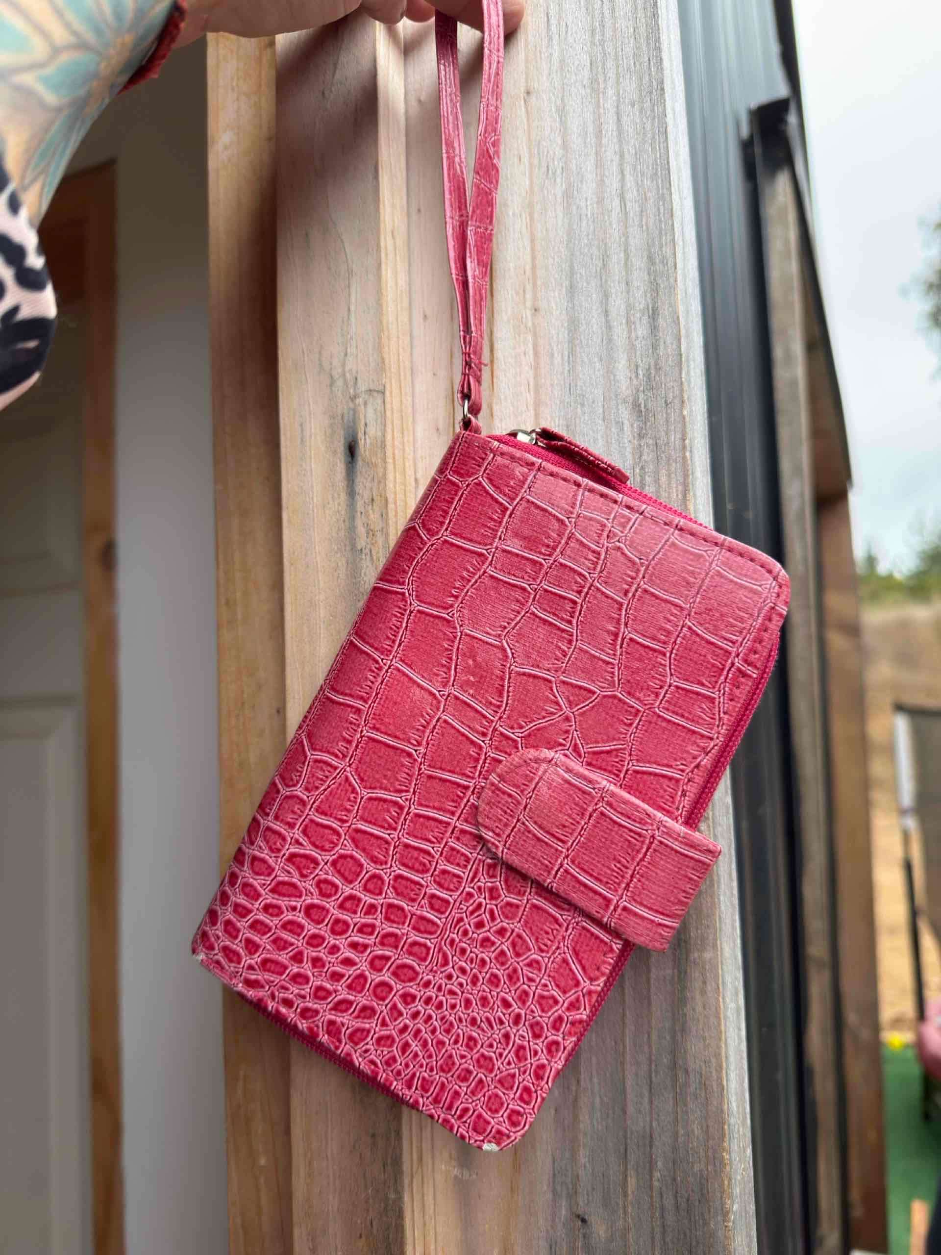 Billetera rosa tipo cocodrilo - miniatura 1
