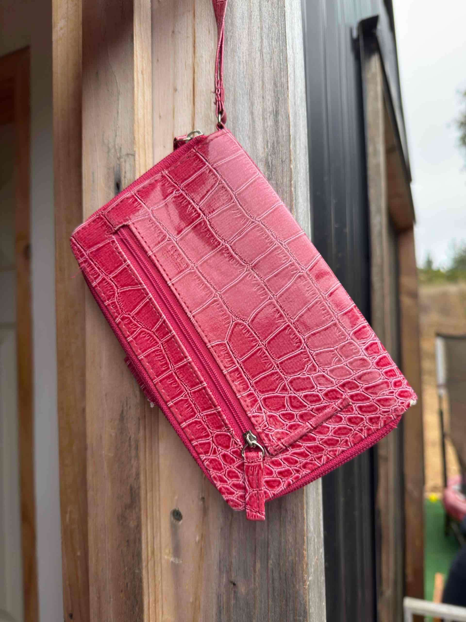 Billetera rosa tipo cocodrilo - miniatura 2