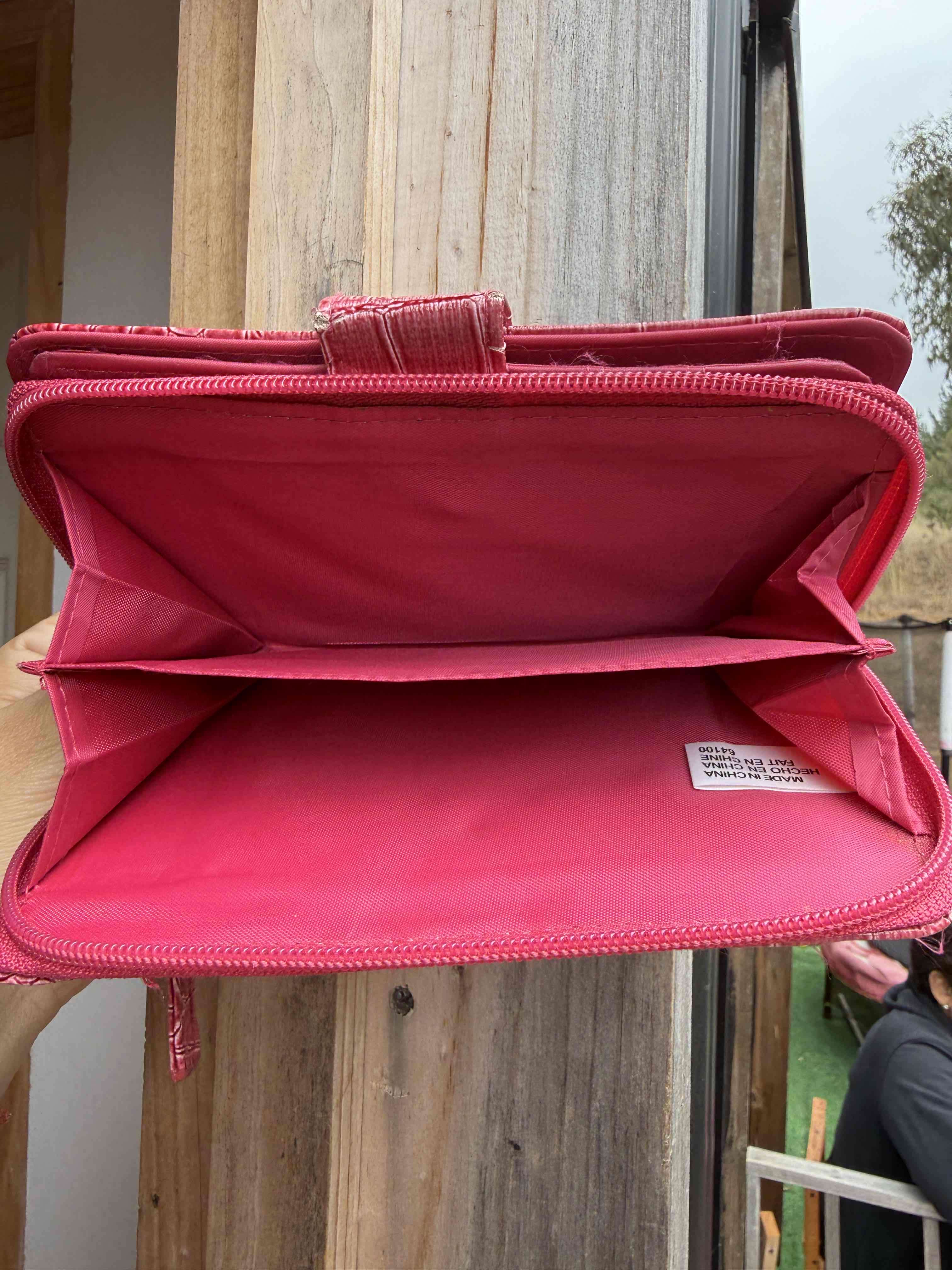 Billetera rosa tipo cocodrilo - miniatura 3