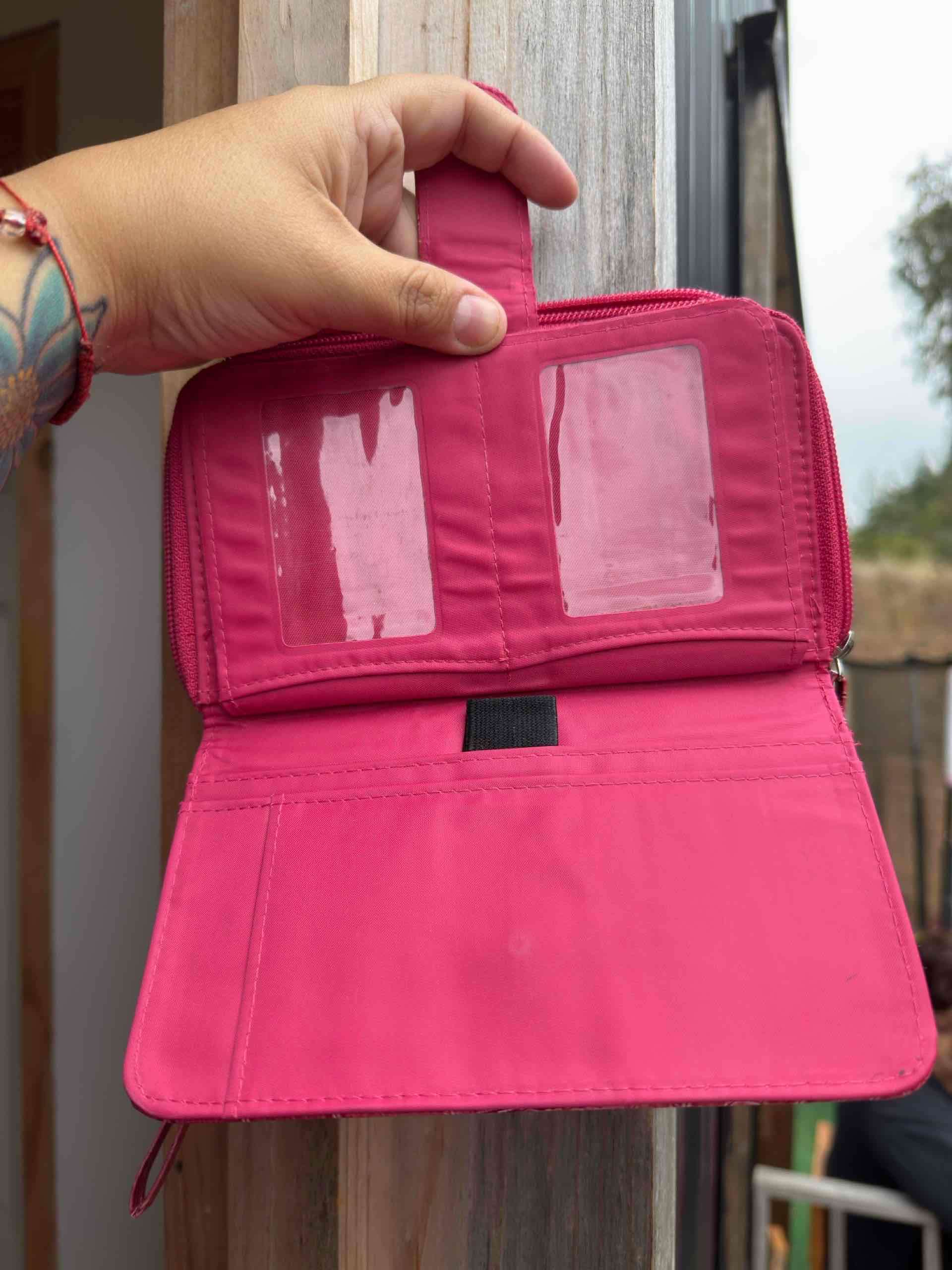 Billetera rosa tipo cocodrilo - miniatura 4