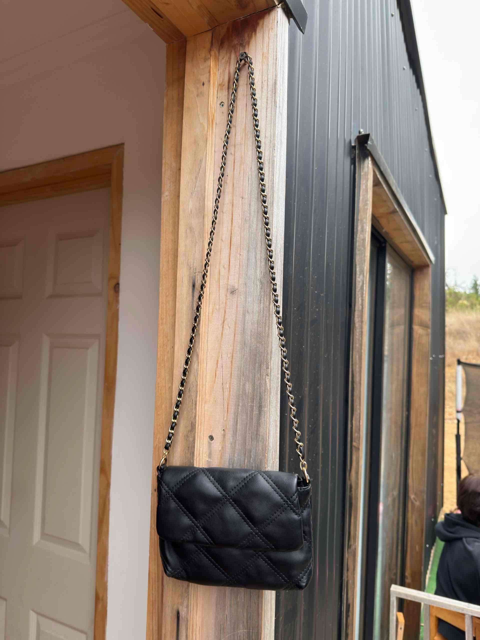 Cartera negra con cadena - miniatura 1