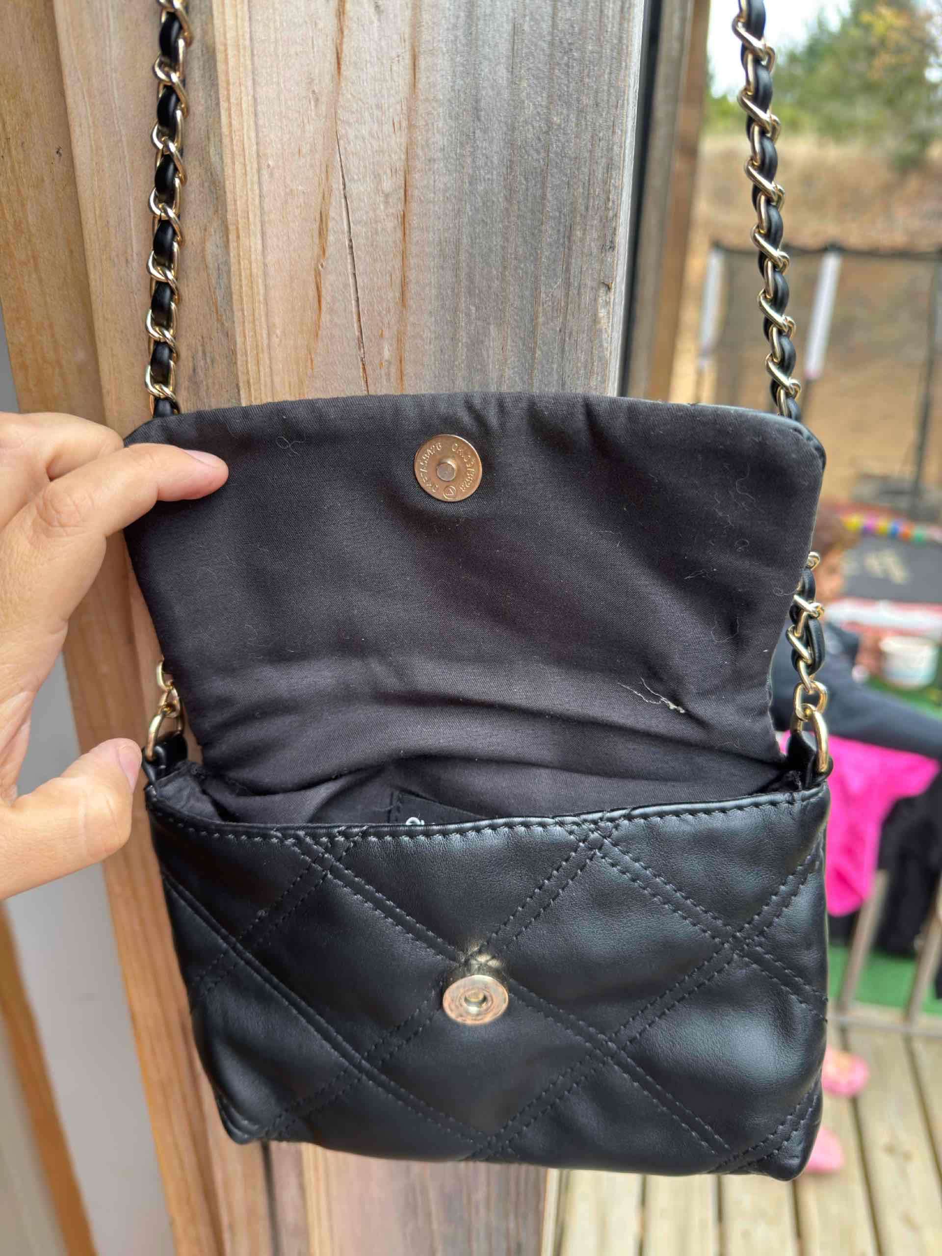 Cartera negra con cadena - miniatura 3