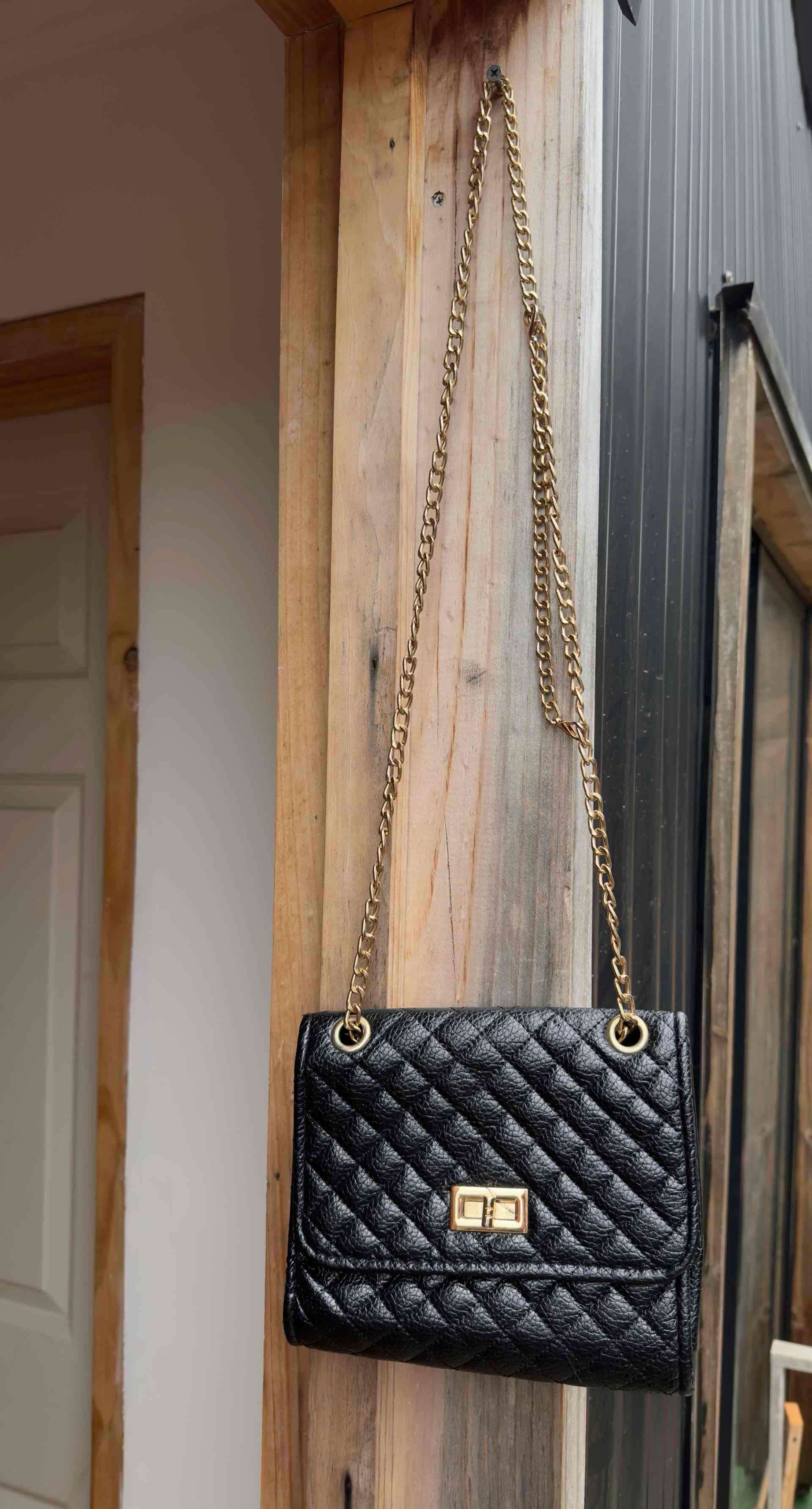 Cartera negra con cadena dorada - miniatura 1