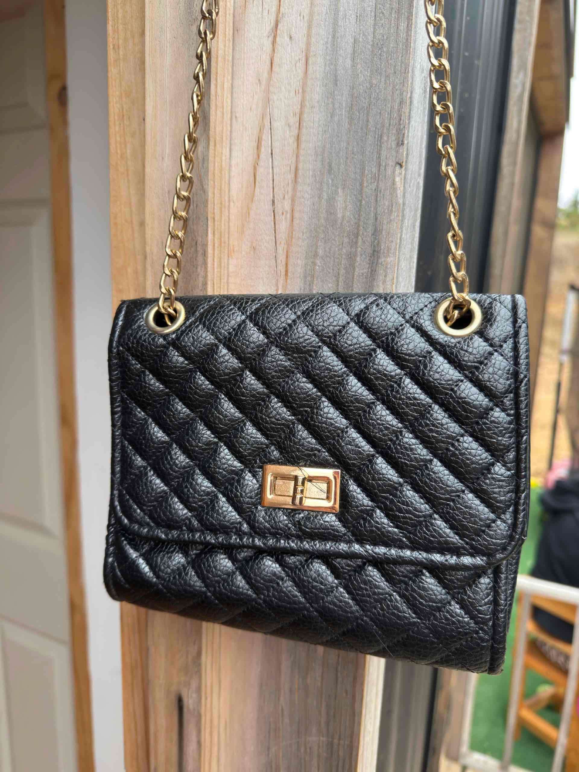 Cartera negra con cadena dorada - miniatura 2