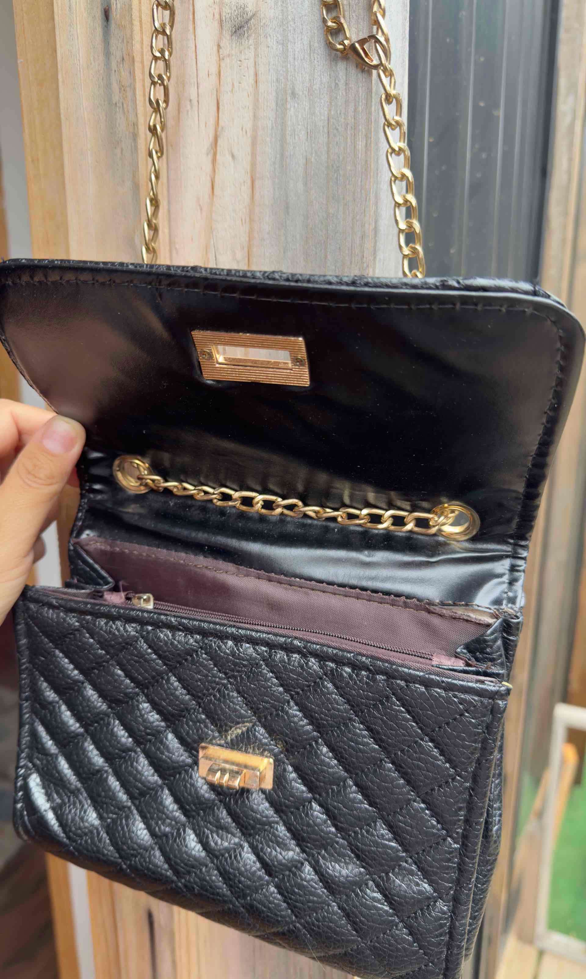 Cartera negra con cadena dorada - miniatura 3