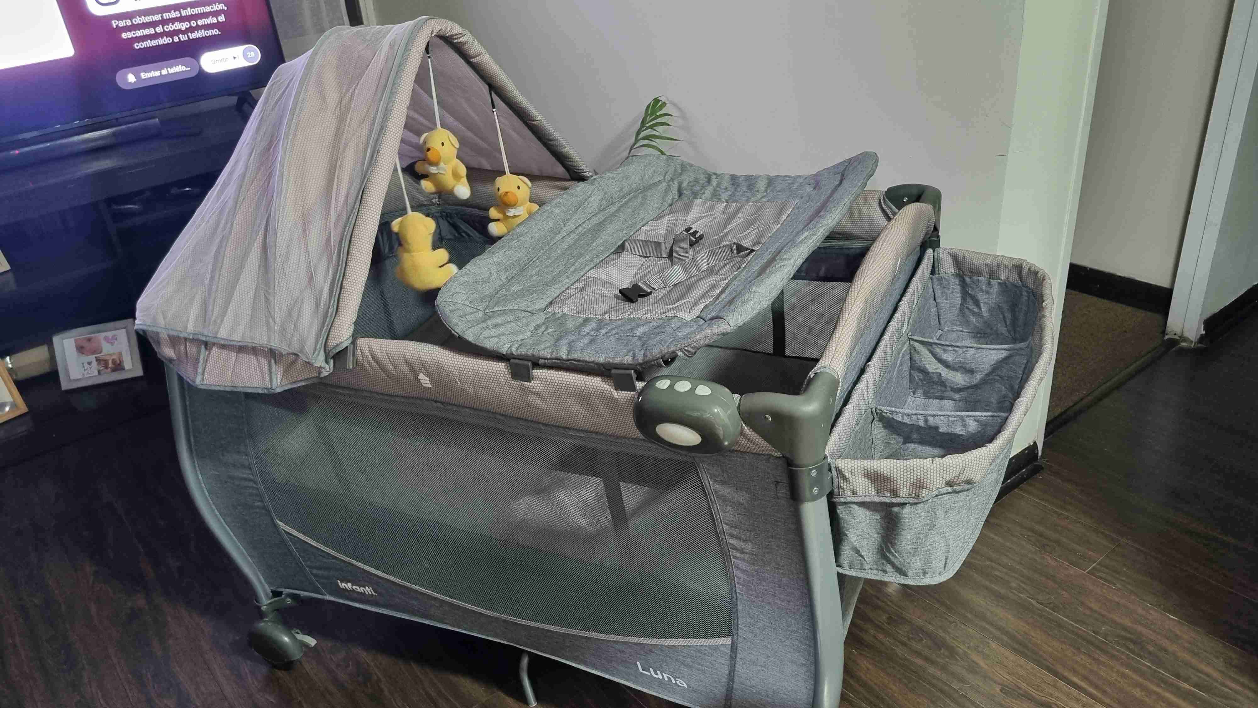 Cuna con toldo y colgantes - 1