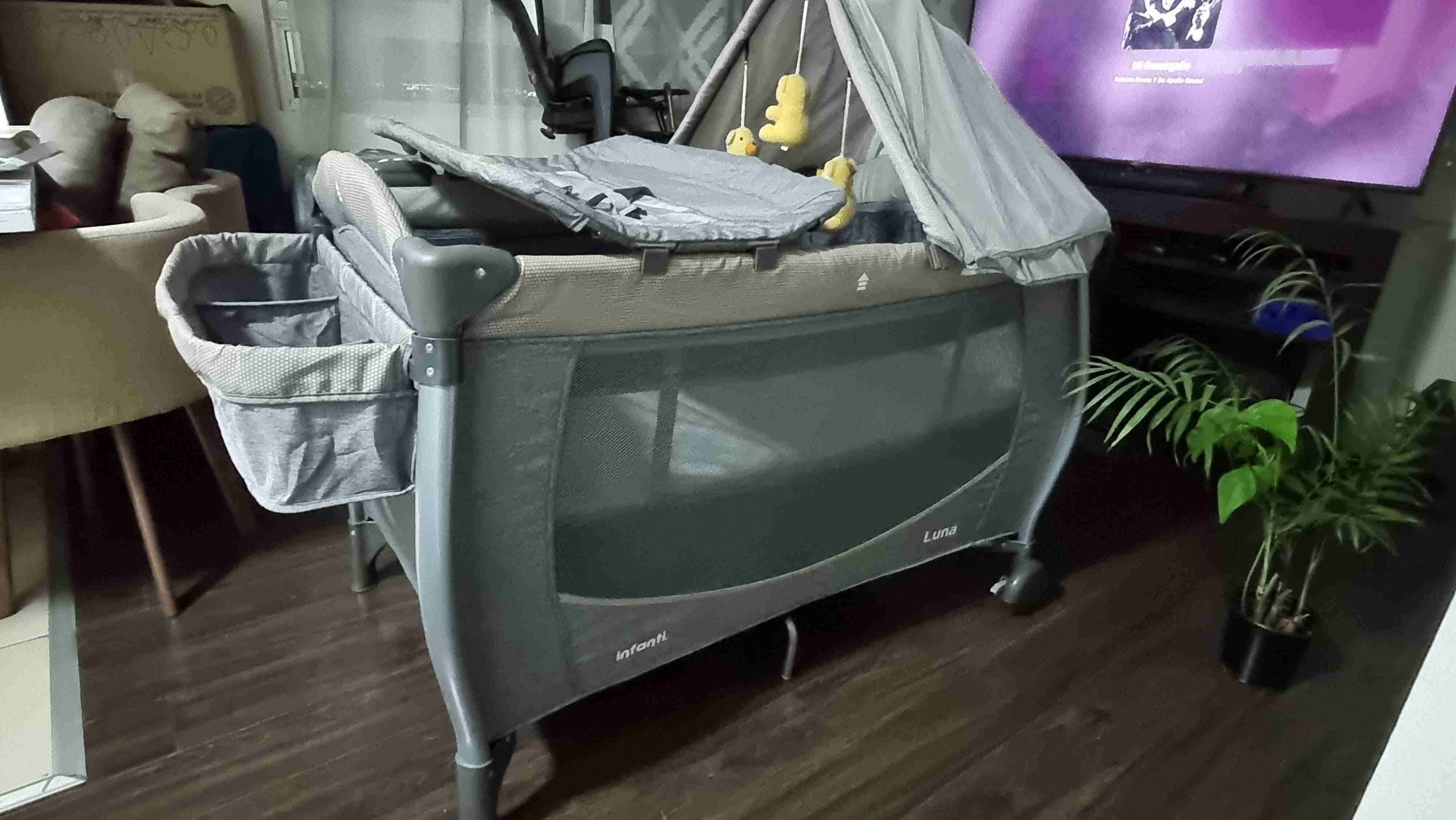 Cuna con toldo y colgantes - 2