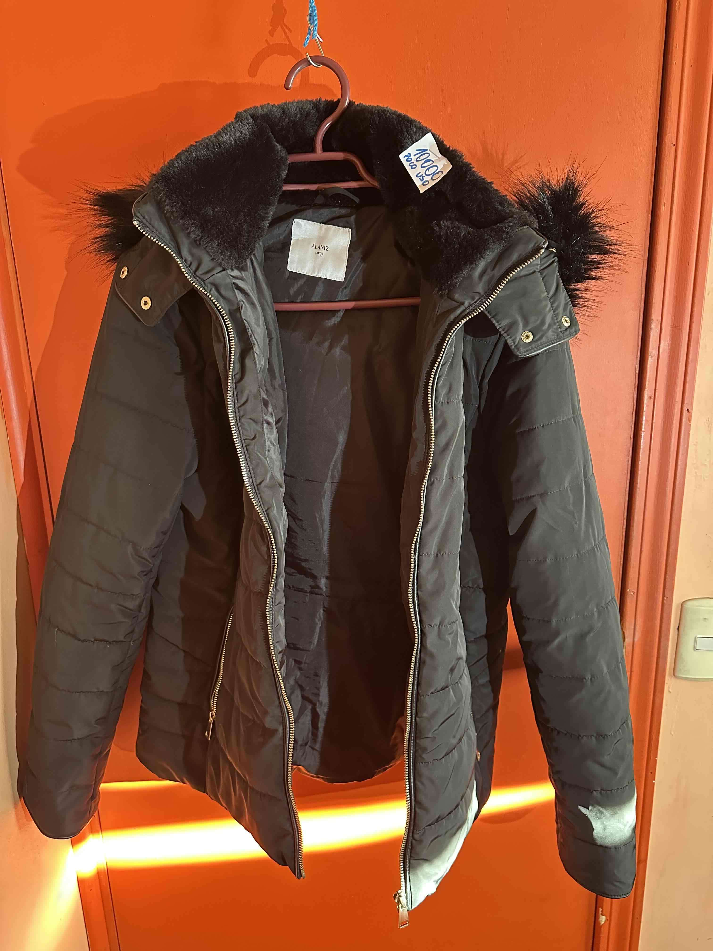 Chaqueta negra con capucha - miniatura 1